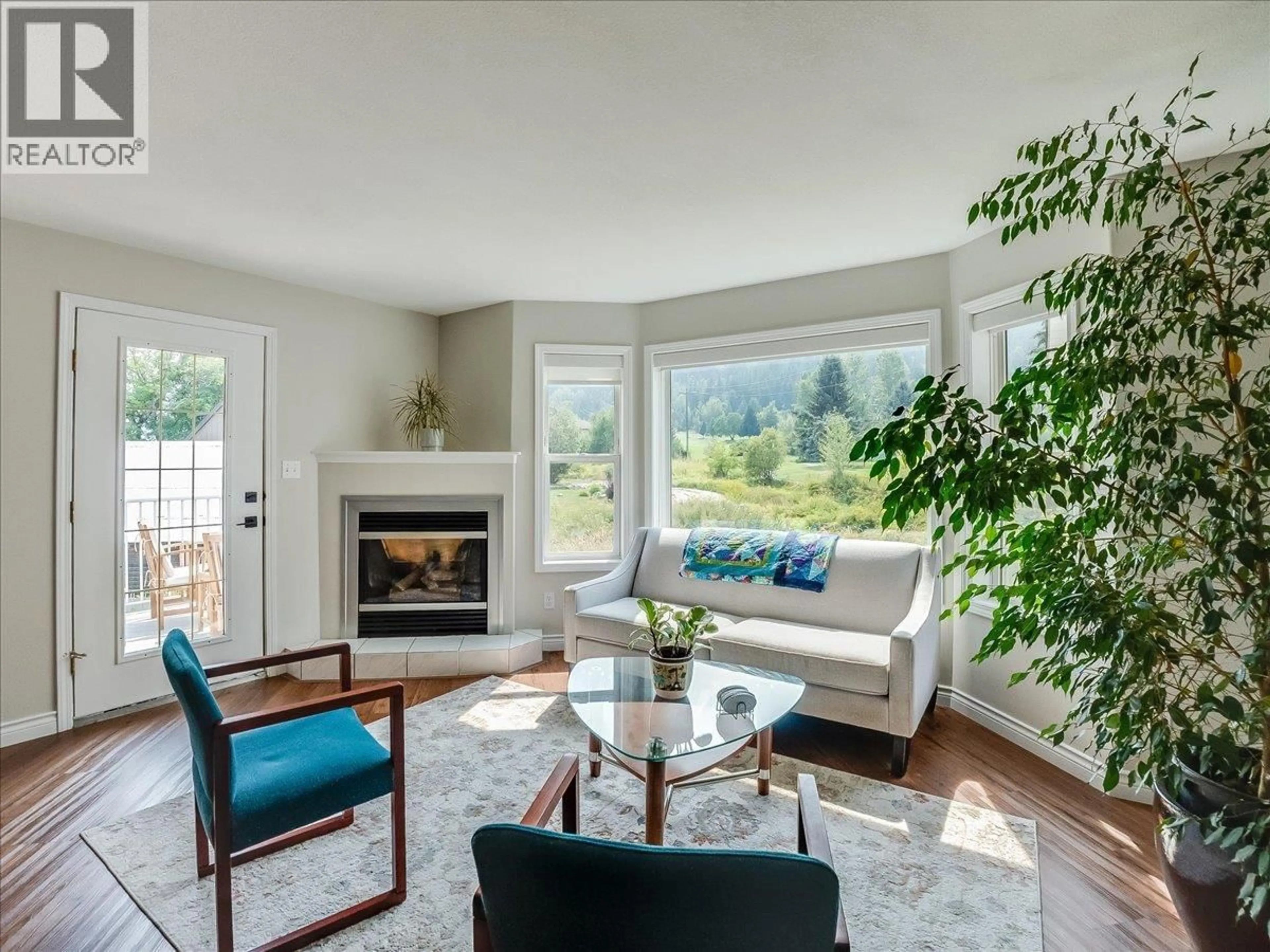 Living room with furniture, ceramic/tile floor for 416 BEASLEY  W CRESCENT, Nelson British Columbia V1L5Y4