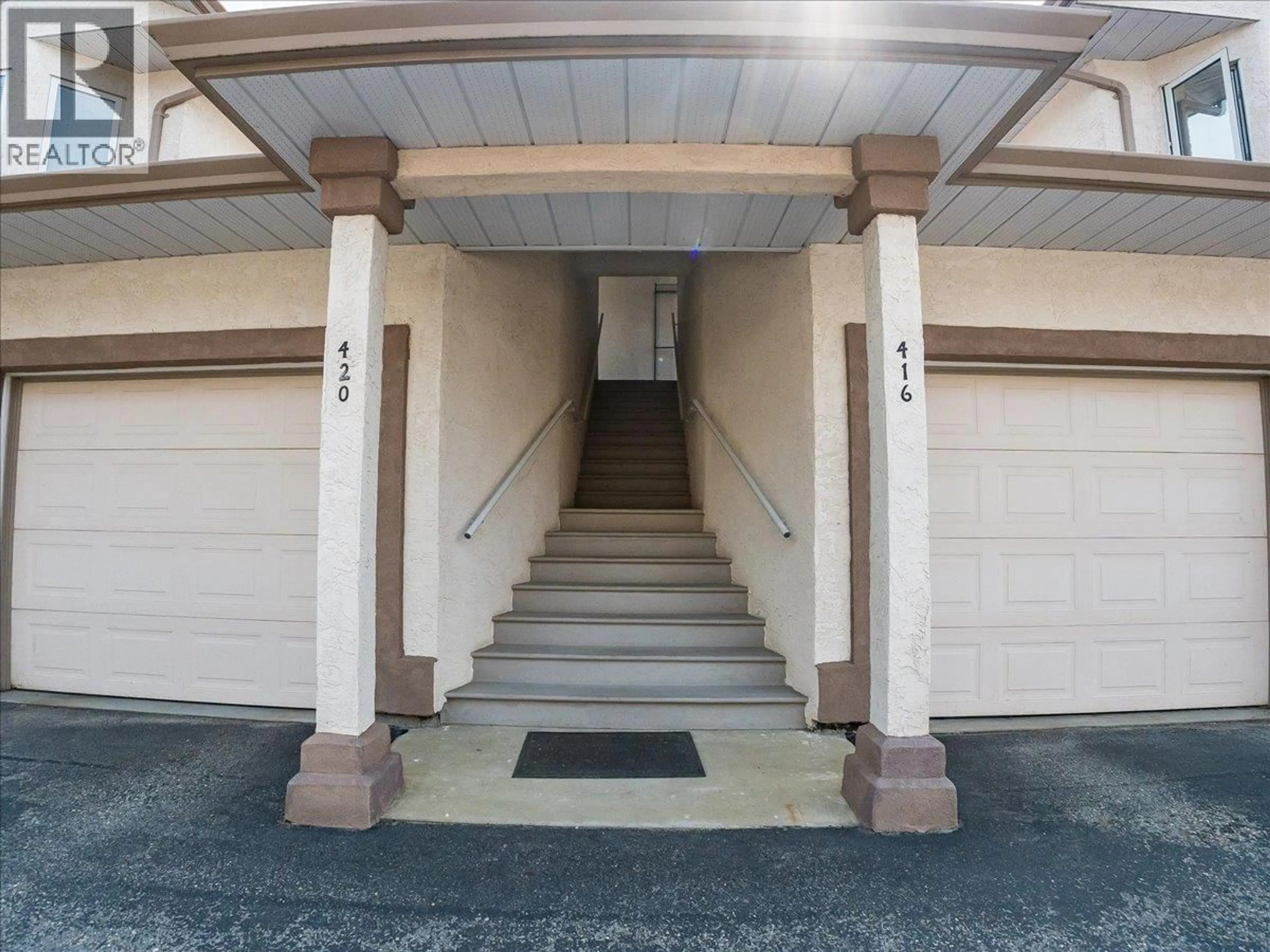 Indoor foyer for 416 BEASLEY  W CRESCENT, Nelson British Columbia V1L5Y4