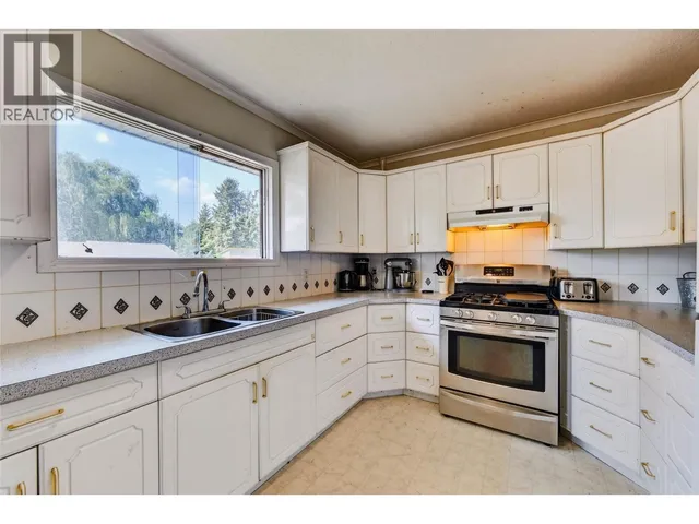 115 SECOND STREET, Salmo 5