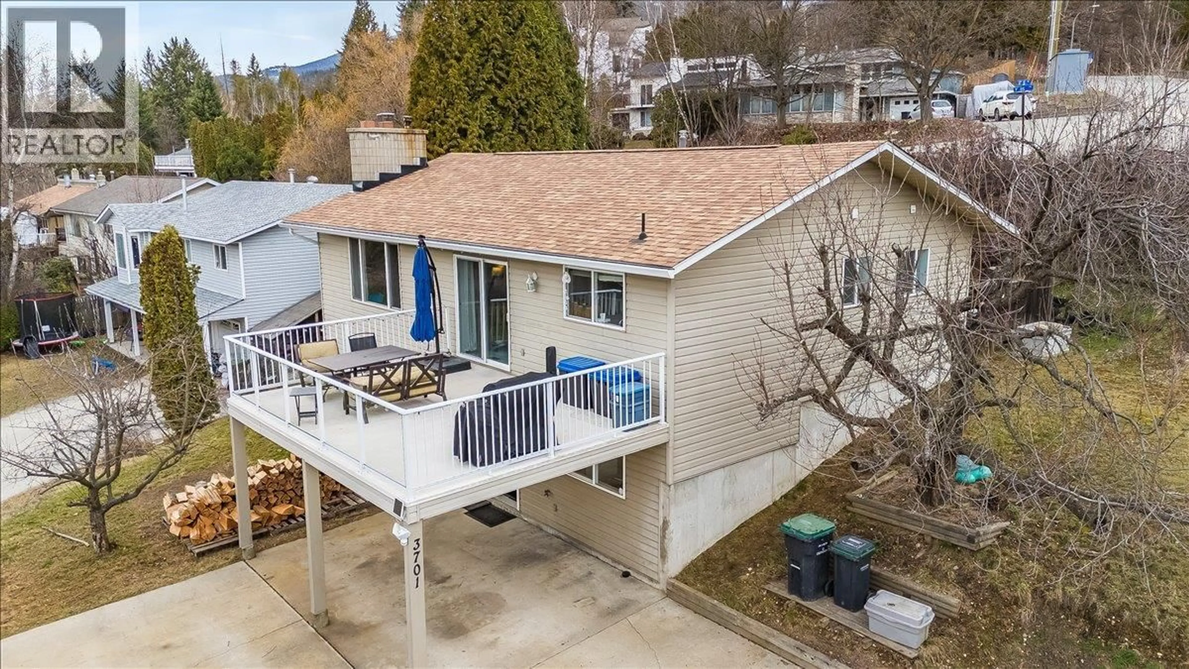 A pic from outside/outdoor area/front of a property/back of a property/a pic from drone, water/lake/river/ocean view for 3701 9TH AVENUE, Castlegar British Columbia V1N3T3