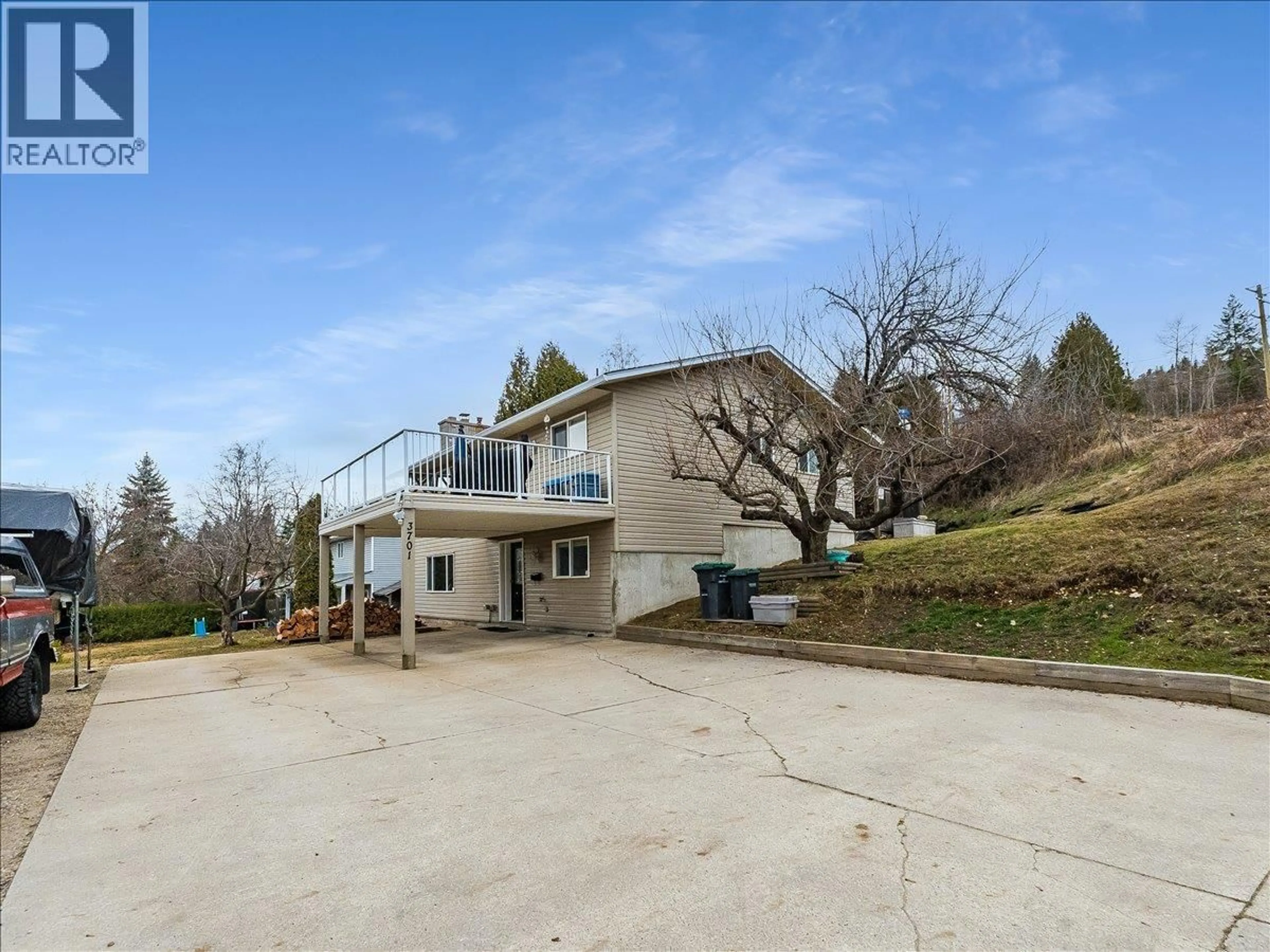 A pic from outside/outdoor area/front of a property/back of a property/a pic from drone, unknown for 3701 9TH AVENUE, Castlegar British Columbia V1N3T3