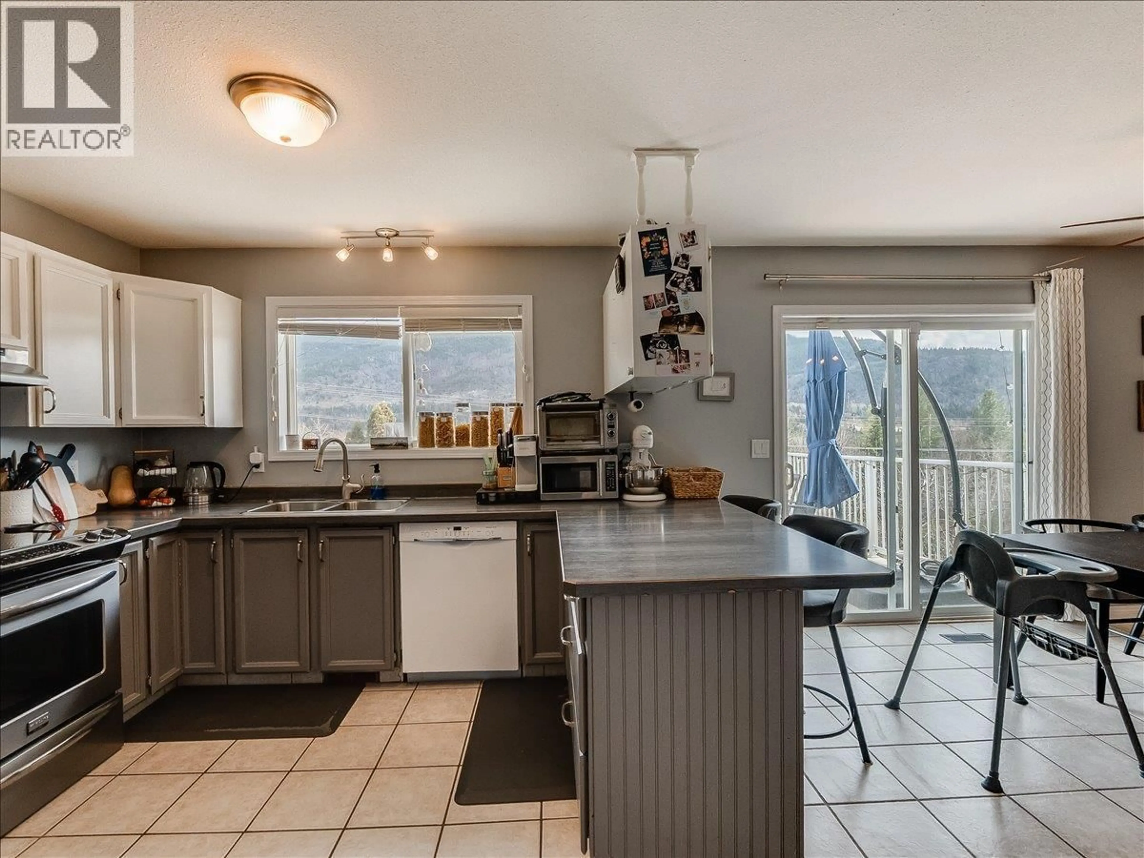 Open concept kitchen, unknown for 3701 9TH AVENUE, Castlegar British Columbia V1N3T3