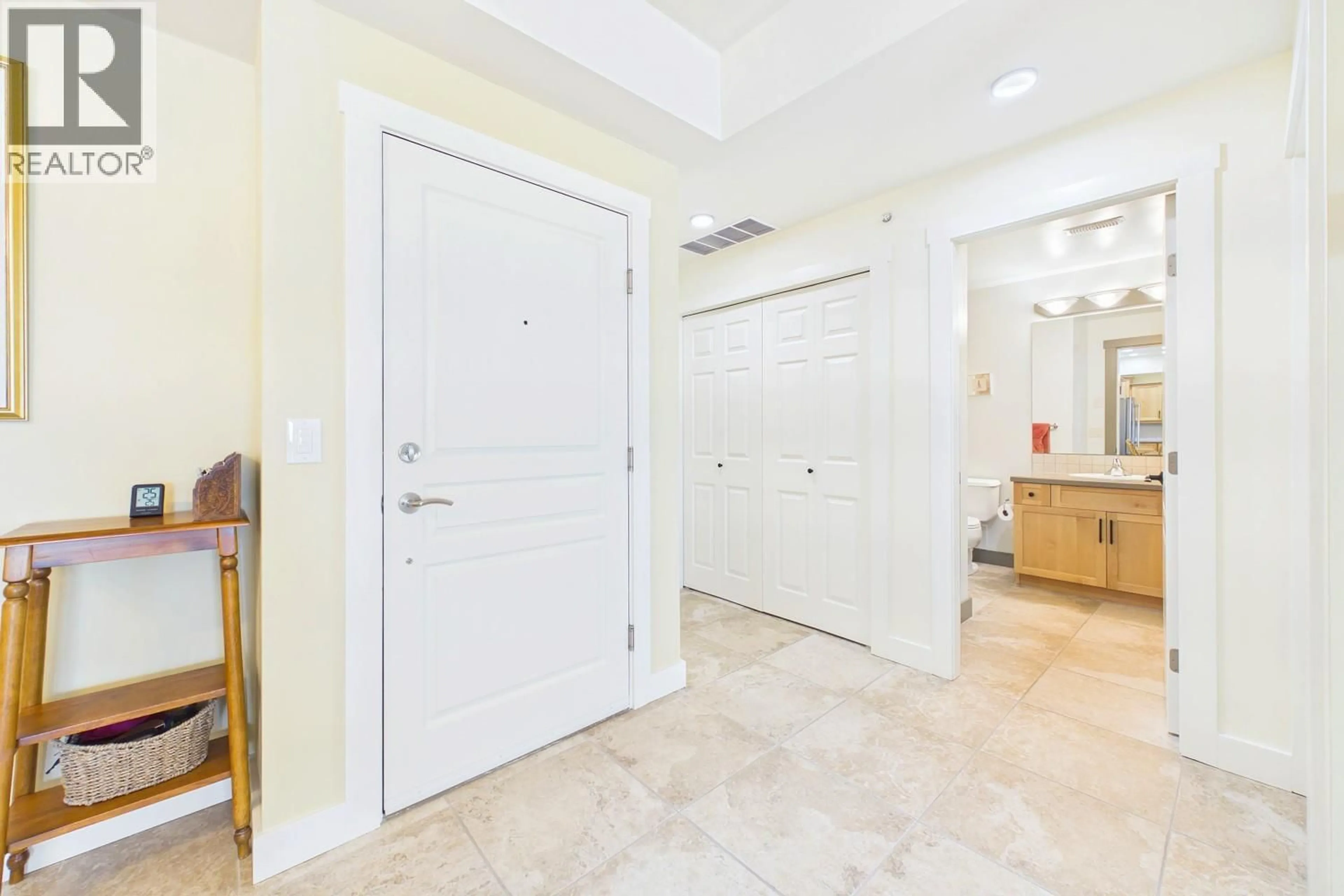 Indoor foyer for 404 - 873 FORESTBROOK DRIVE, Penticton British Columbia V2A2E9