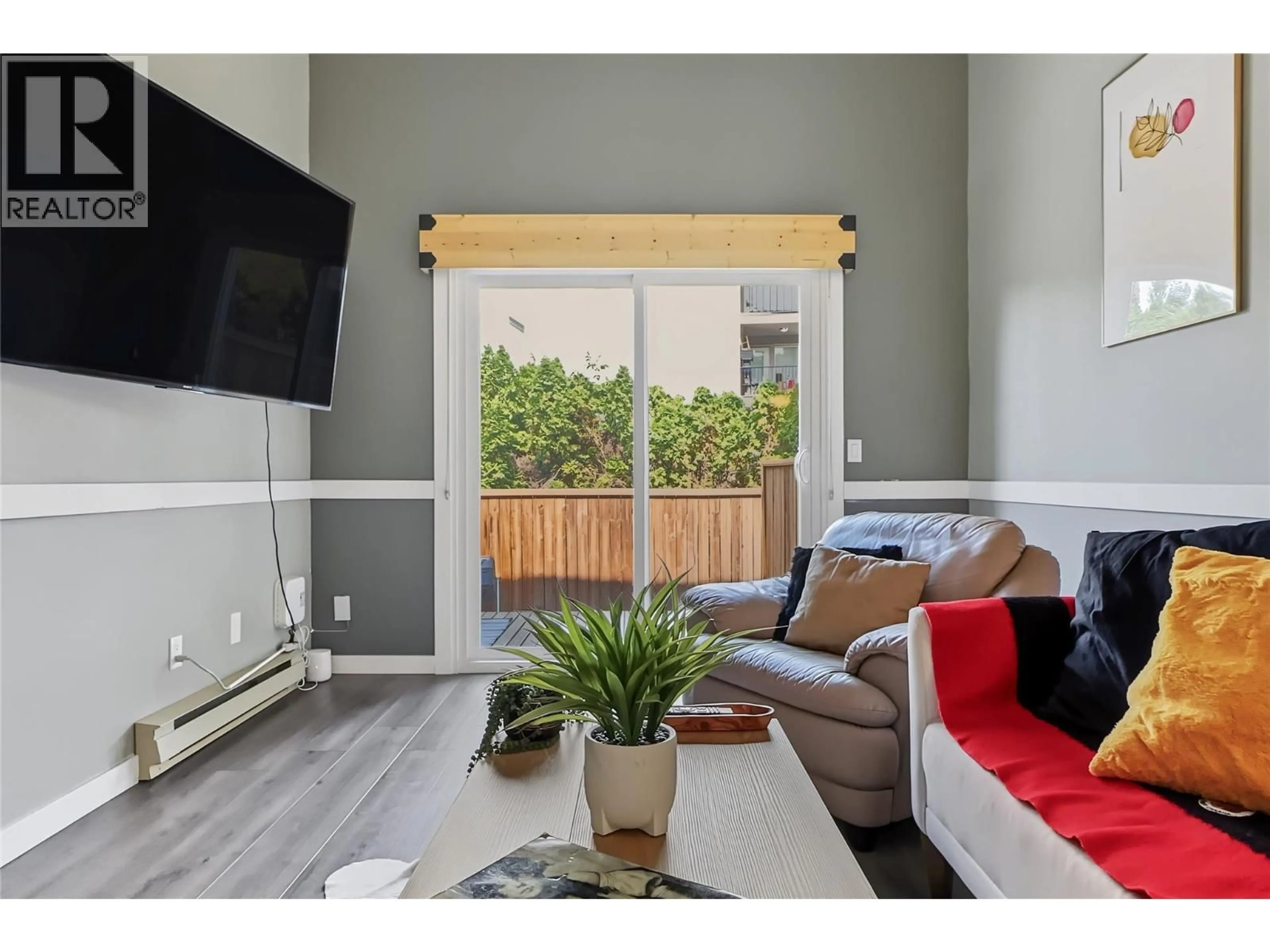 Living room with furniture, wood/laminate floor for 13 - 1985 BURTCH ROAD, Kelowna British Columbia V1Y4B4