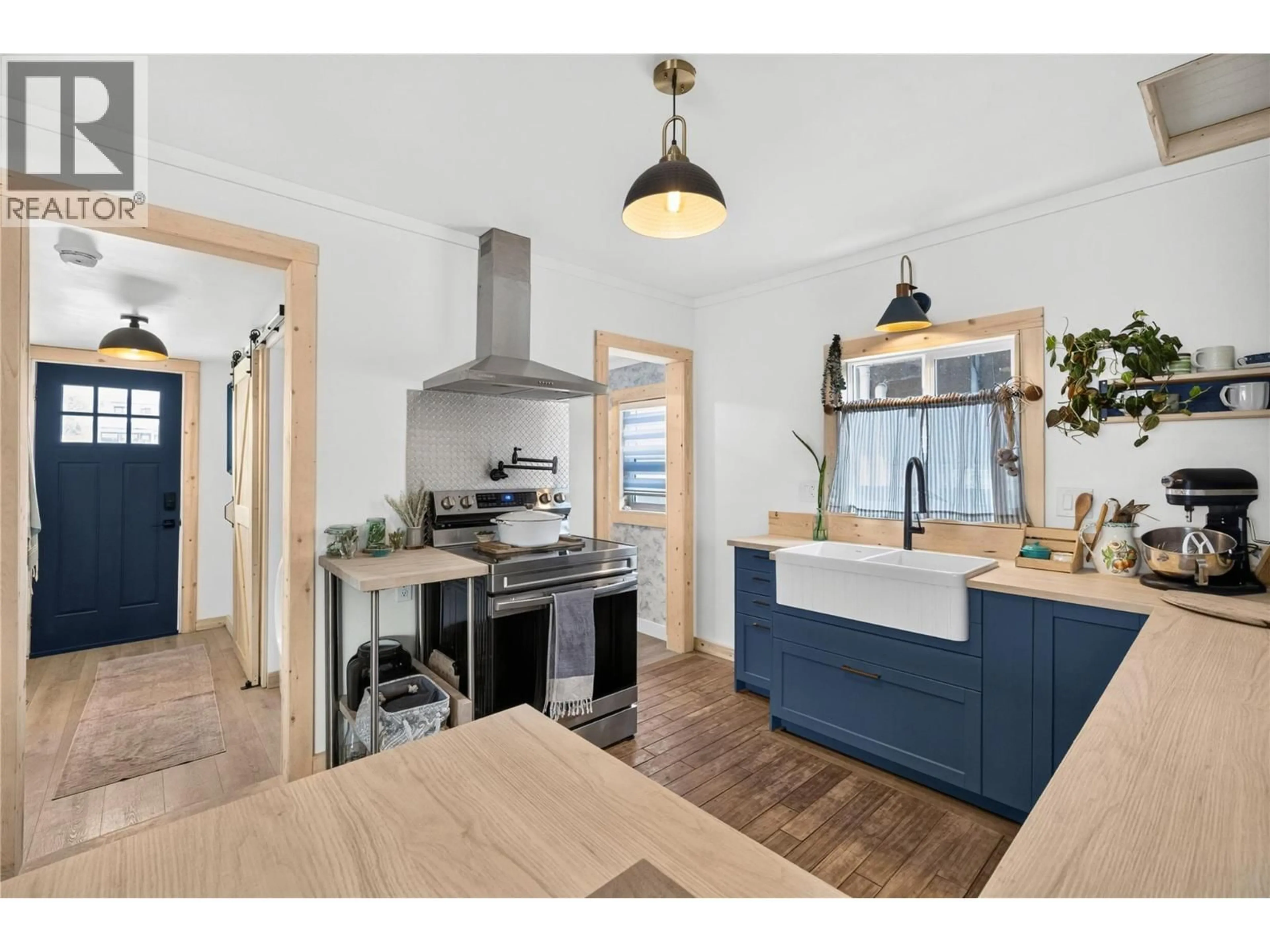 Open concept kitchen, wood/laminate floor for 499 WESTMINSTER AVENUE WEST, Penticton British Columbia V2A1K4