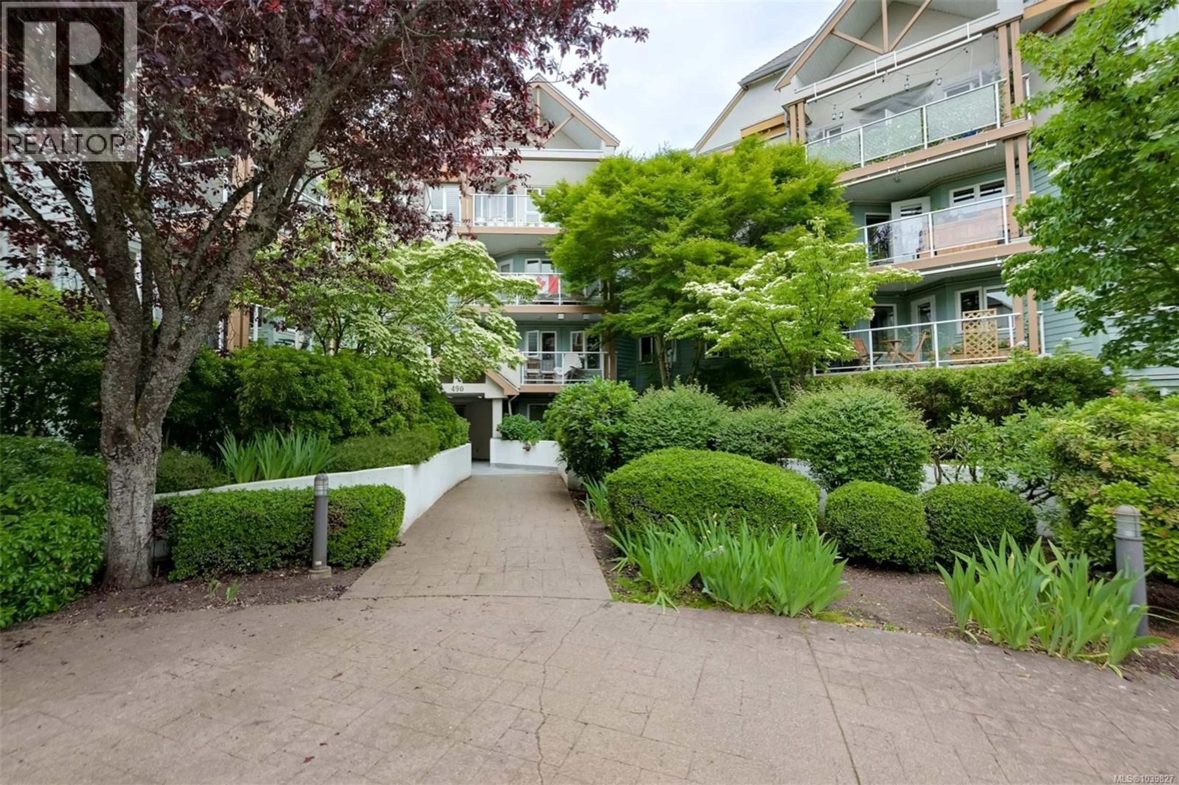 Patio, street for 306 - 490 MARSETT PLACE, Saanich British Columbia V8Z7G1