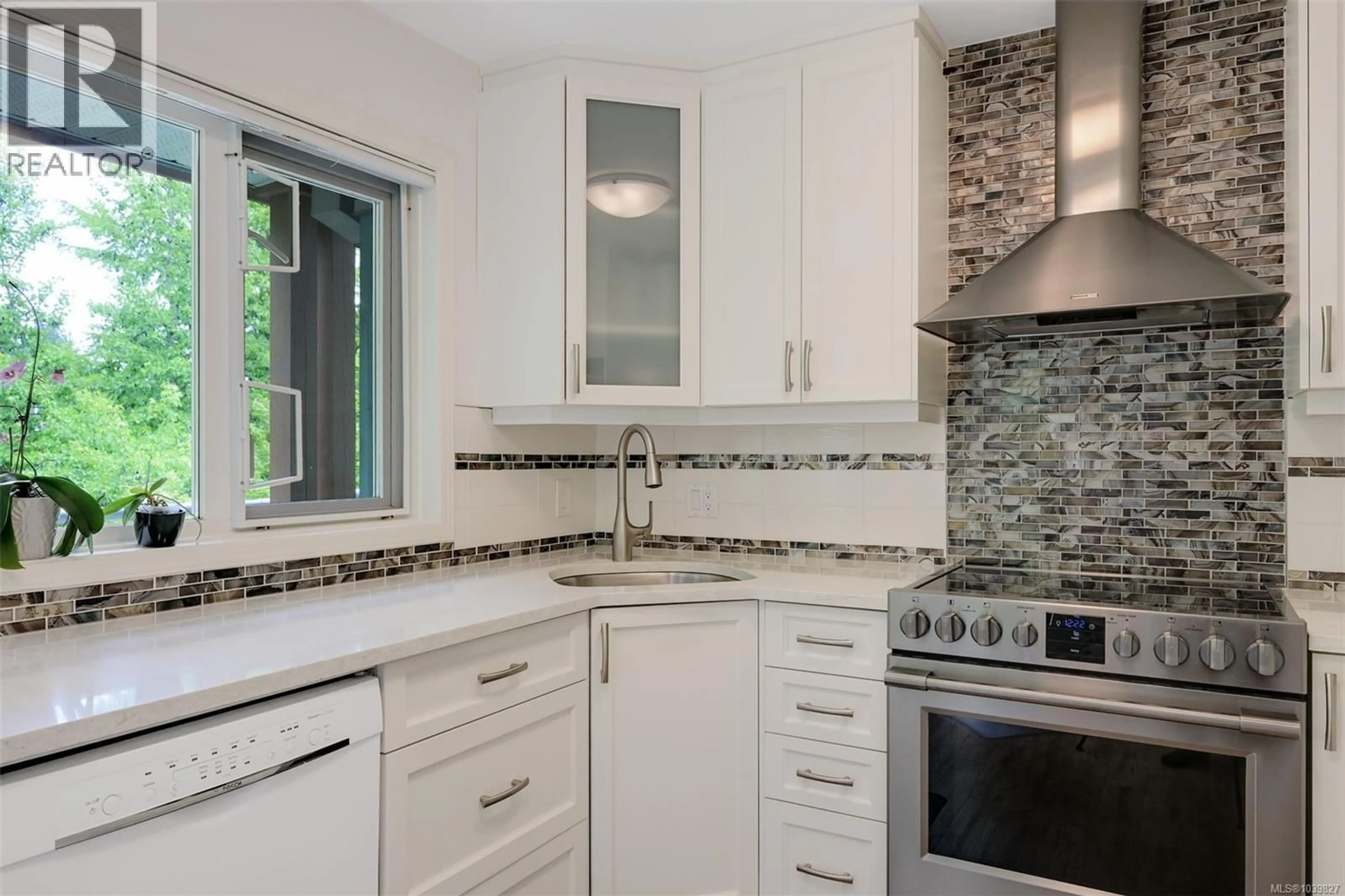 Contemporary kitchen, ceramic/tile floor for 306 - 490 MARSETT PLACE, Saanich British Columbia V8Z7G1