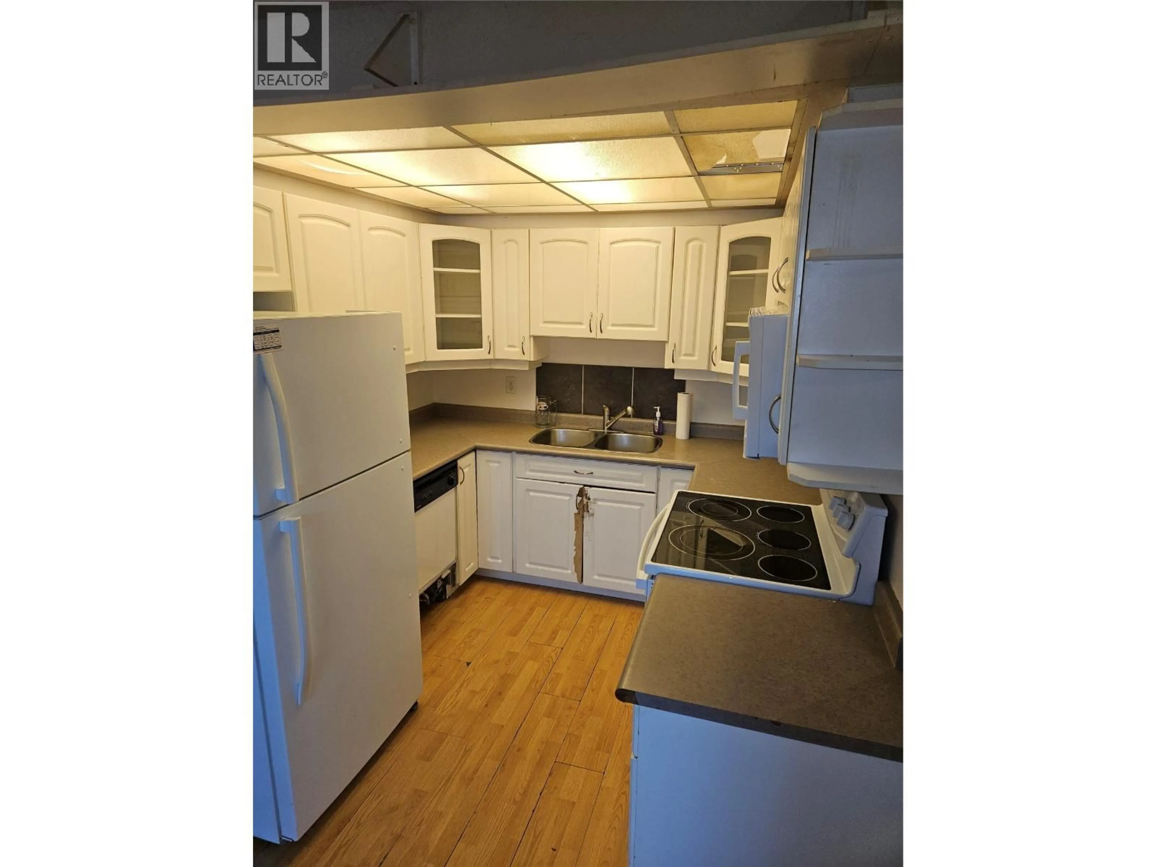 Standard kitchen, wood/laminate floor for 915 DOGWOOD STREET, Creston British Columbia V0B1G3