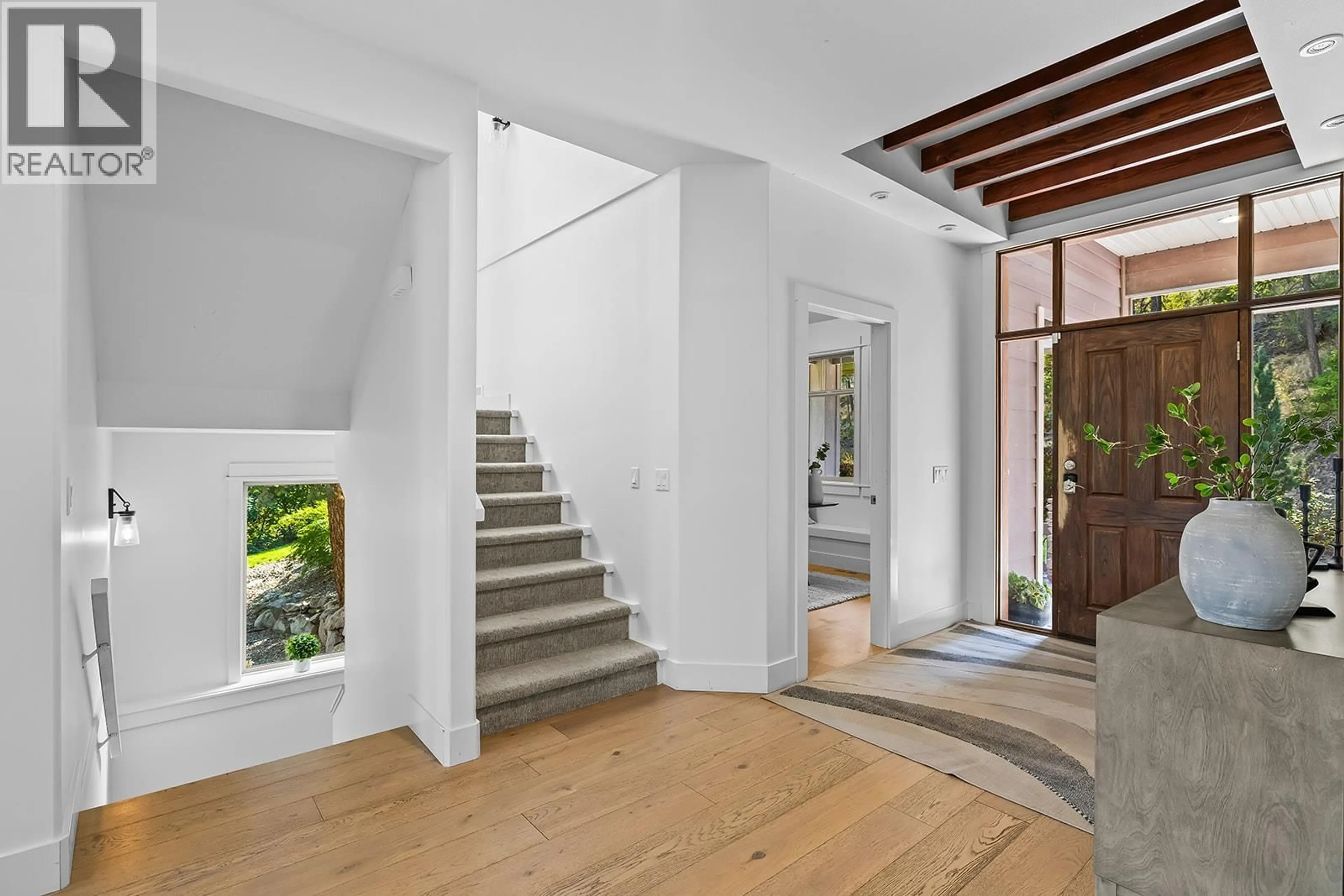 Indoor foyer for 421 TUCKER COURT, Kelowna British Columbia V1V2S9