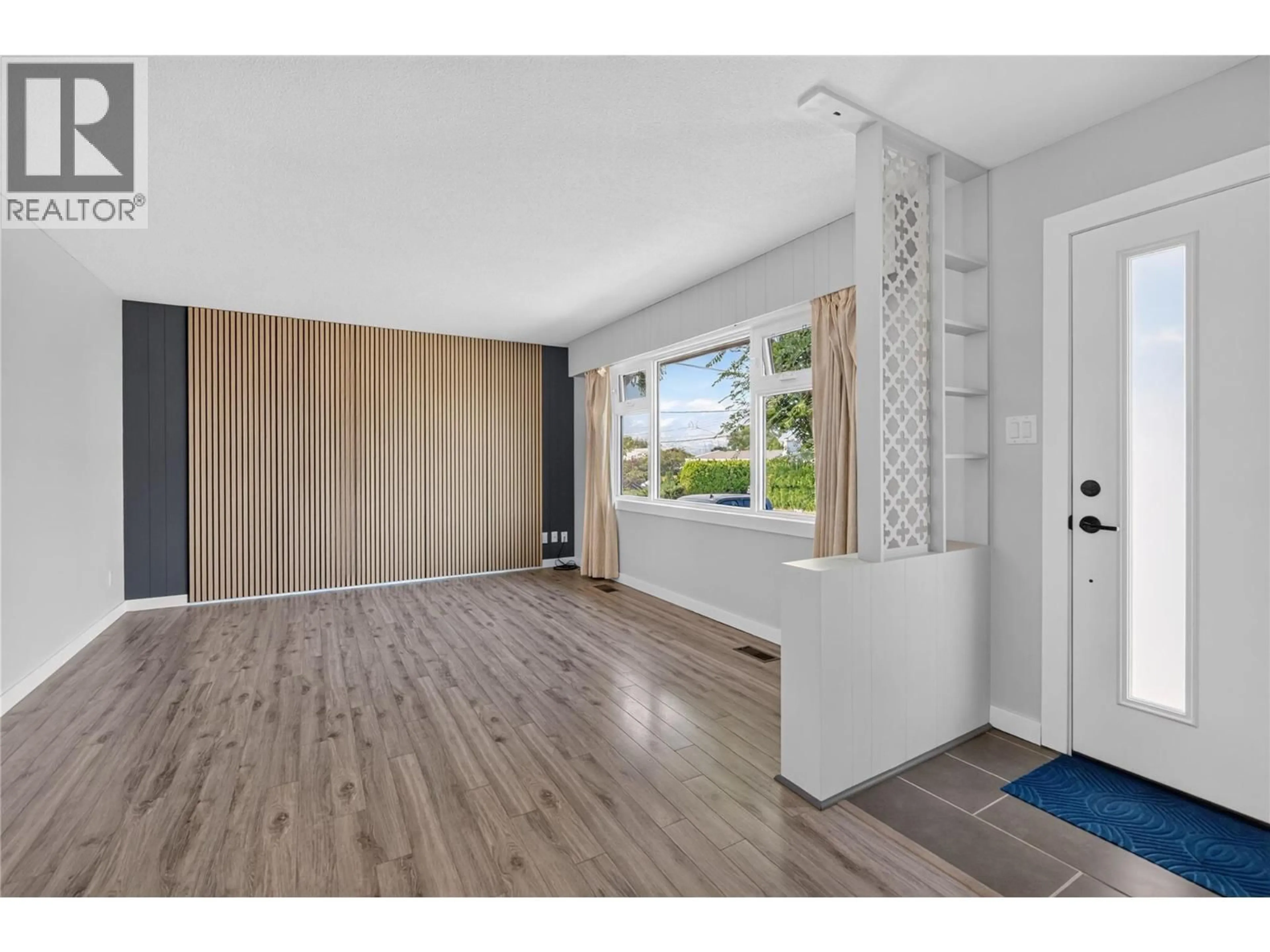 Indoor entryway for 2470 MCKENZIE STREET, Penticton British Columbia V2A6H7