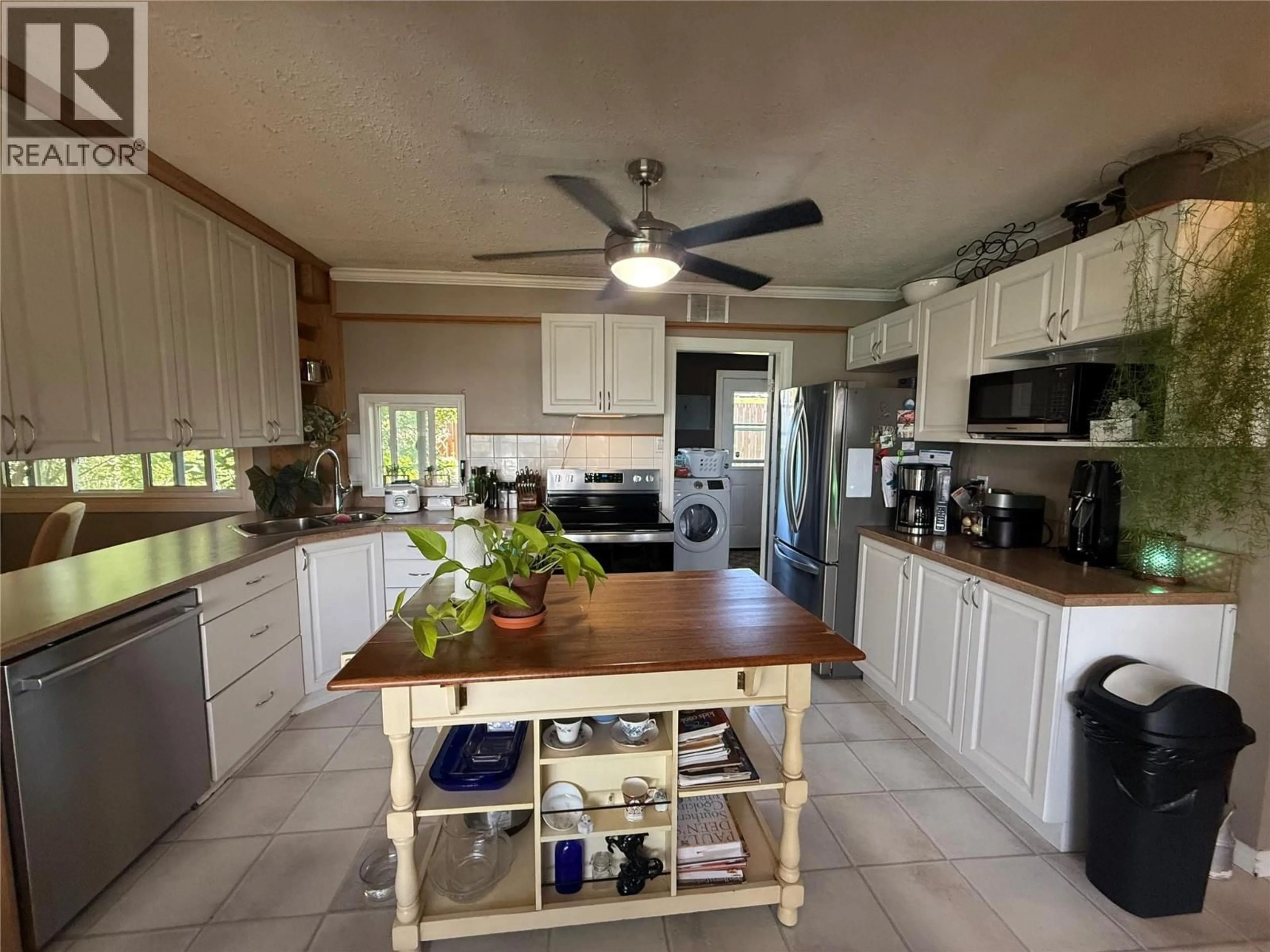 Open concept kitchen, ceramic/tile floor for 904 CORNWALL CRESCENT, Dawson Creek British Columbia V1G1N9