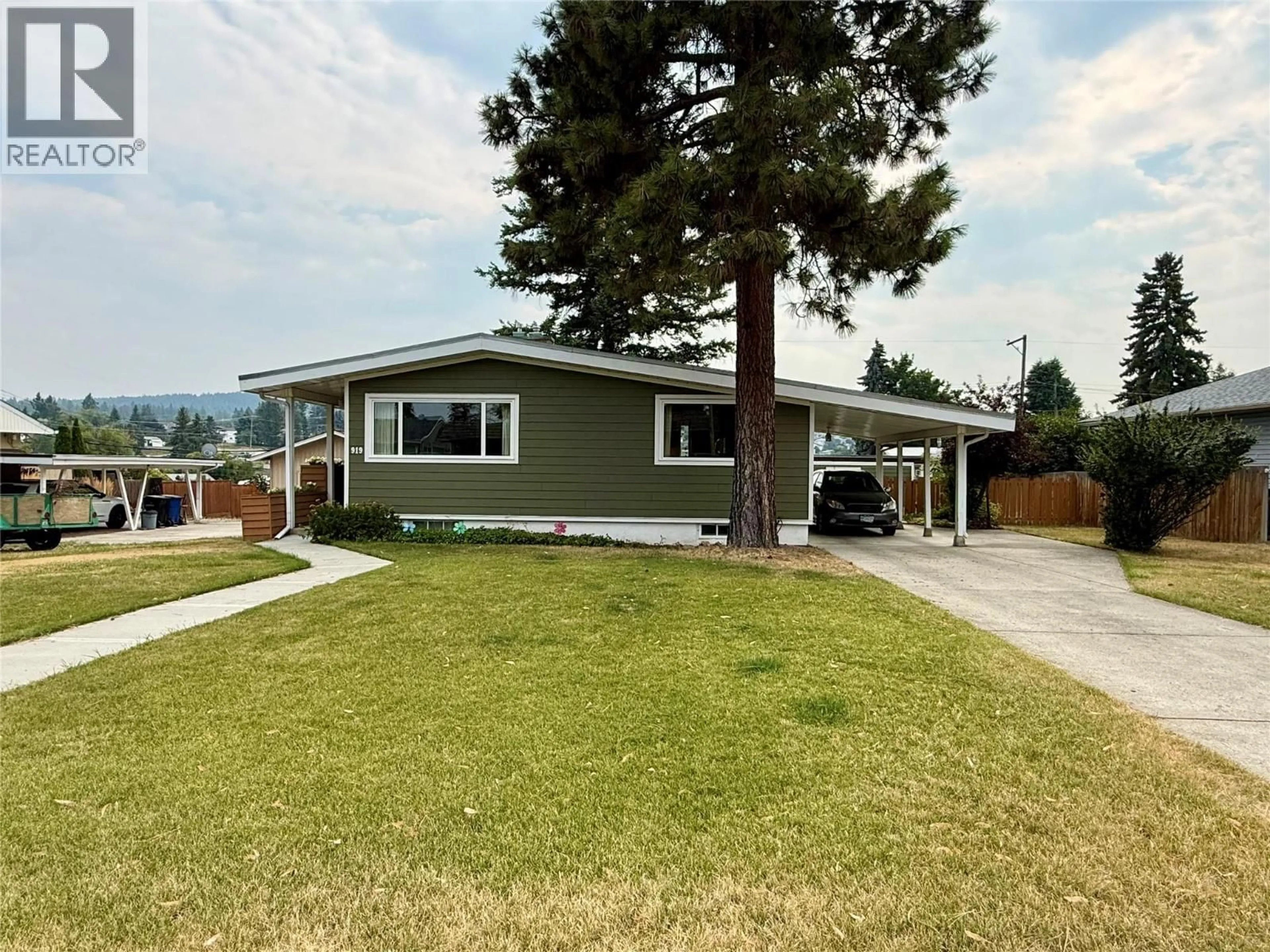 Home with vinyl exterior material, street for 919 9TH STREET SOUTH, Cranbrook British Columbia V1C1R8