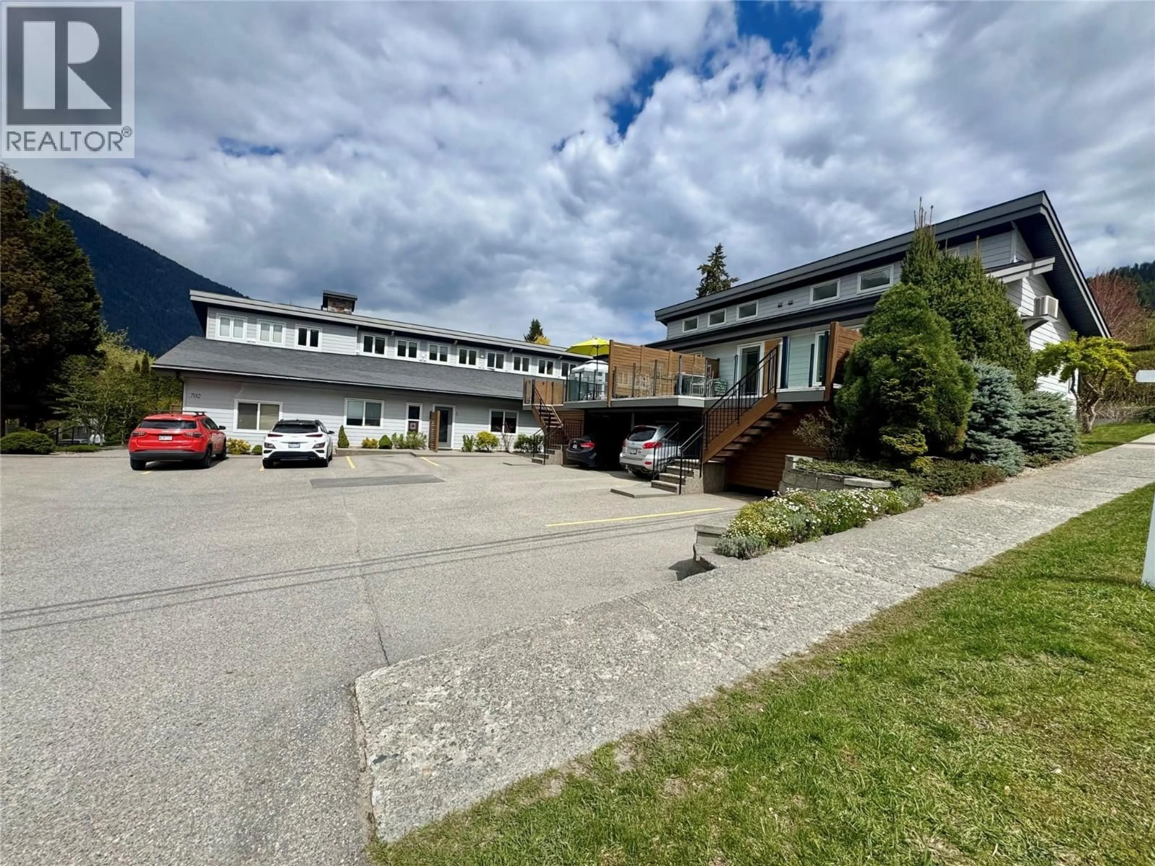 A pic from outside/outdoor area/front of a property/back of a property/a pic from drone, building for 4 - 702 FOURTH STREET, Nelson British Columbia V1L2S8