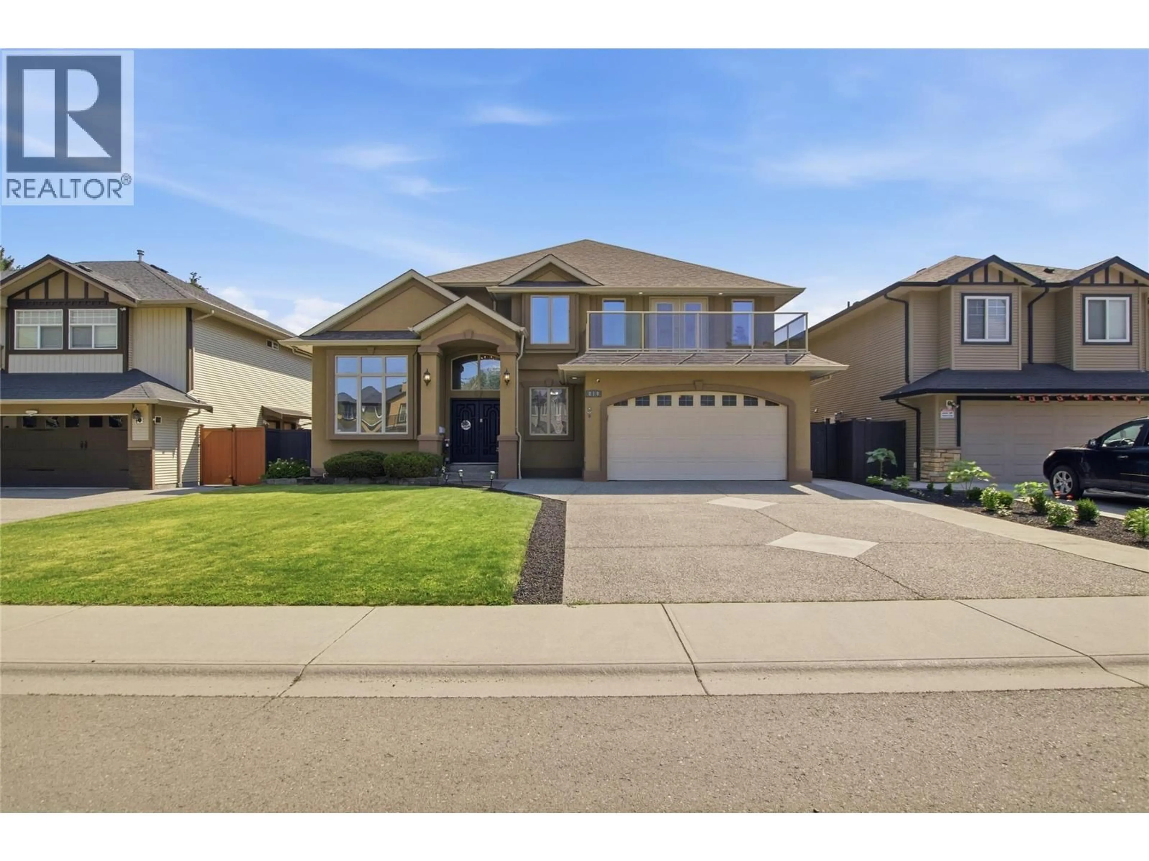Home with vinyl exterior material, street for 819 ARLINGTON COURT, Kamloops British Columbia V2B8T5