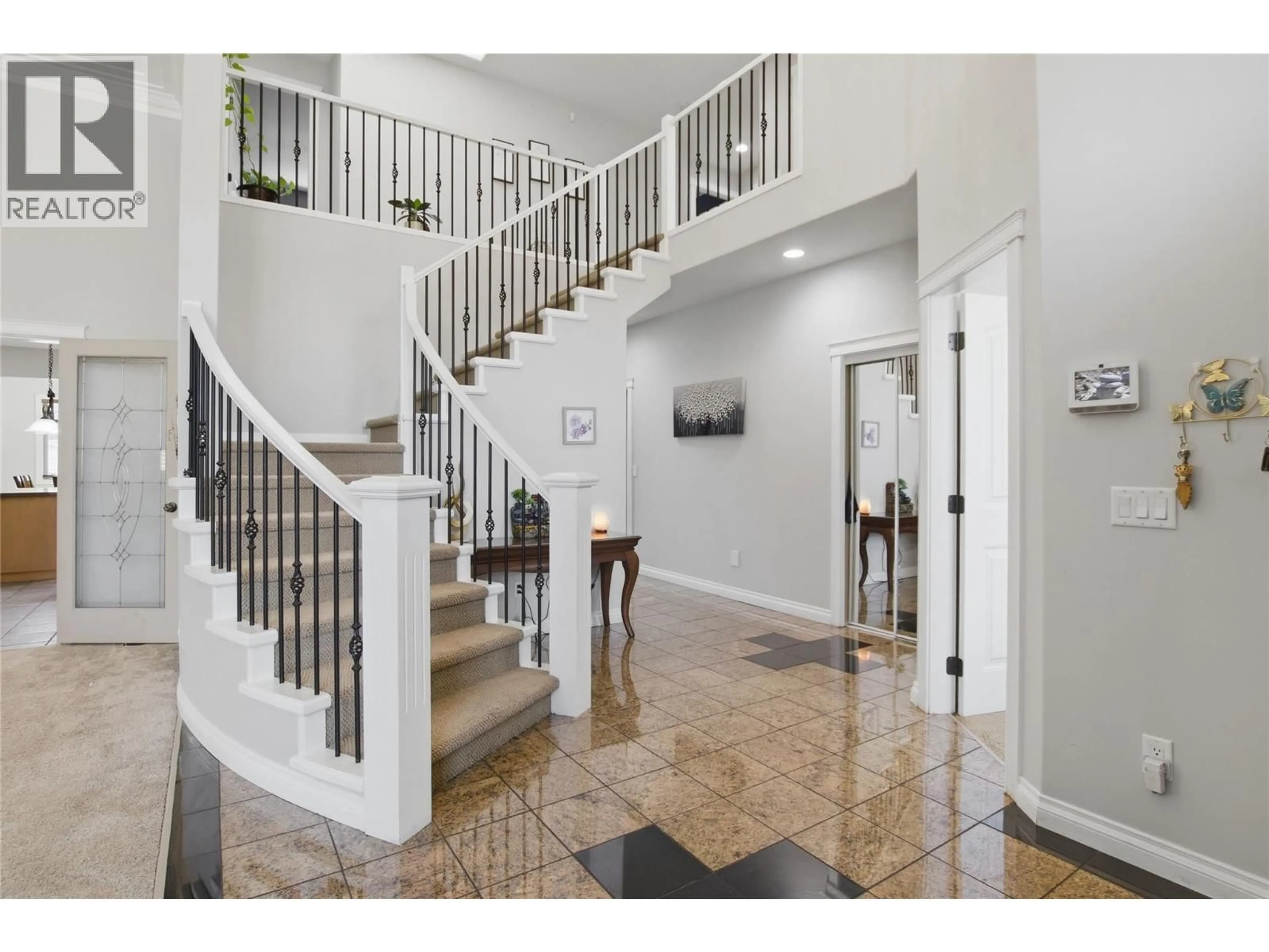 Indoor foyer for 819 ARLINGTON COURT, Kamloops British Columbia V2B8T5