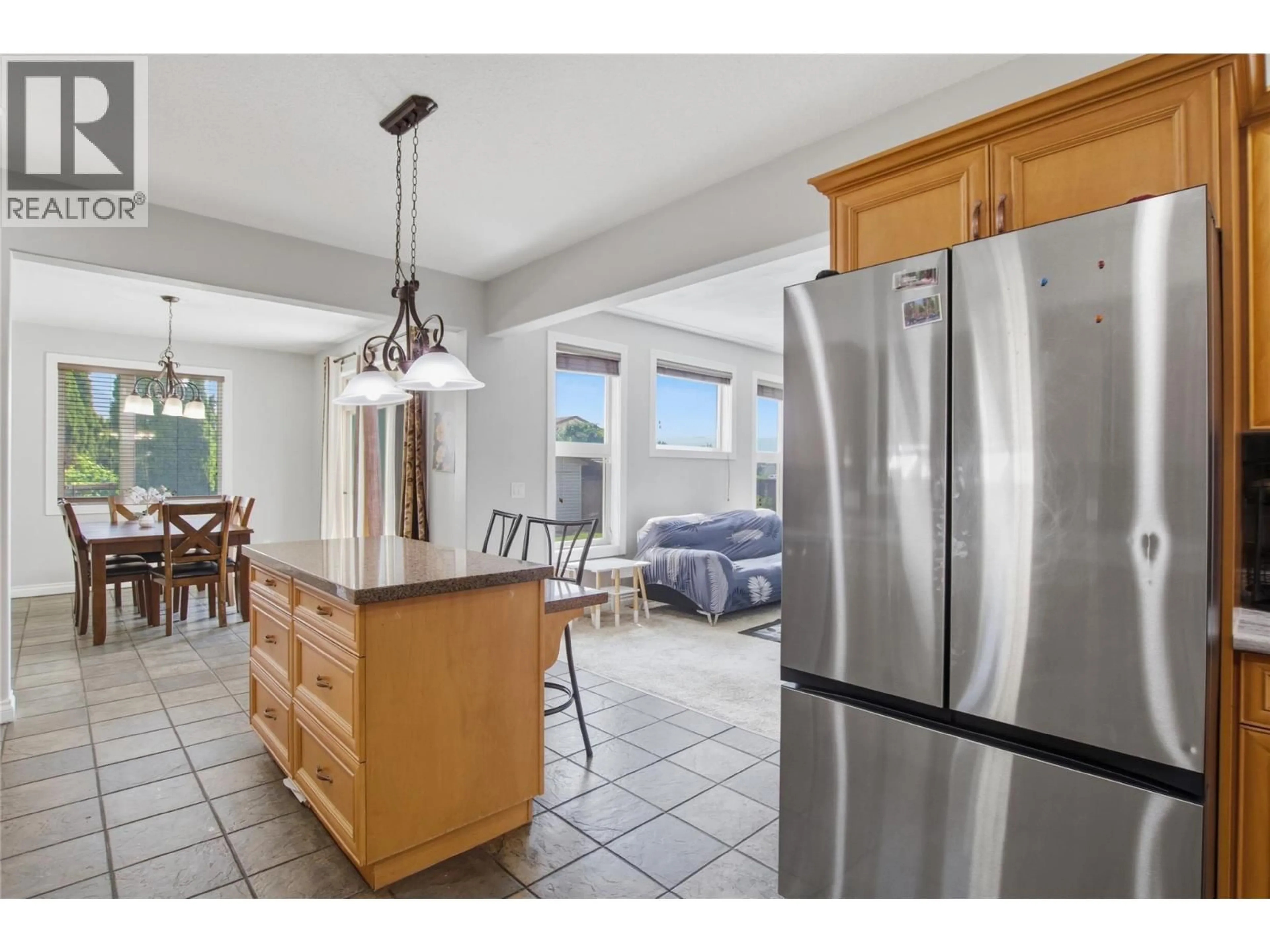 Open concept kitchen, ceramic/tile floor for 819 ARLINGTON COURT, Kamloops British Columbia V2B8T5