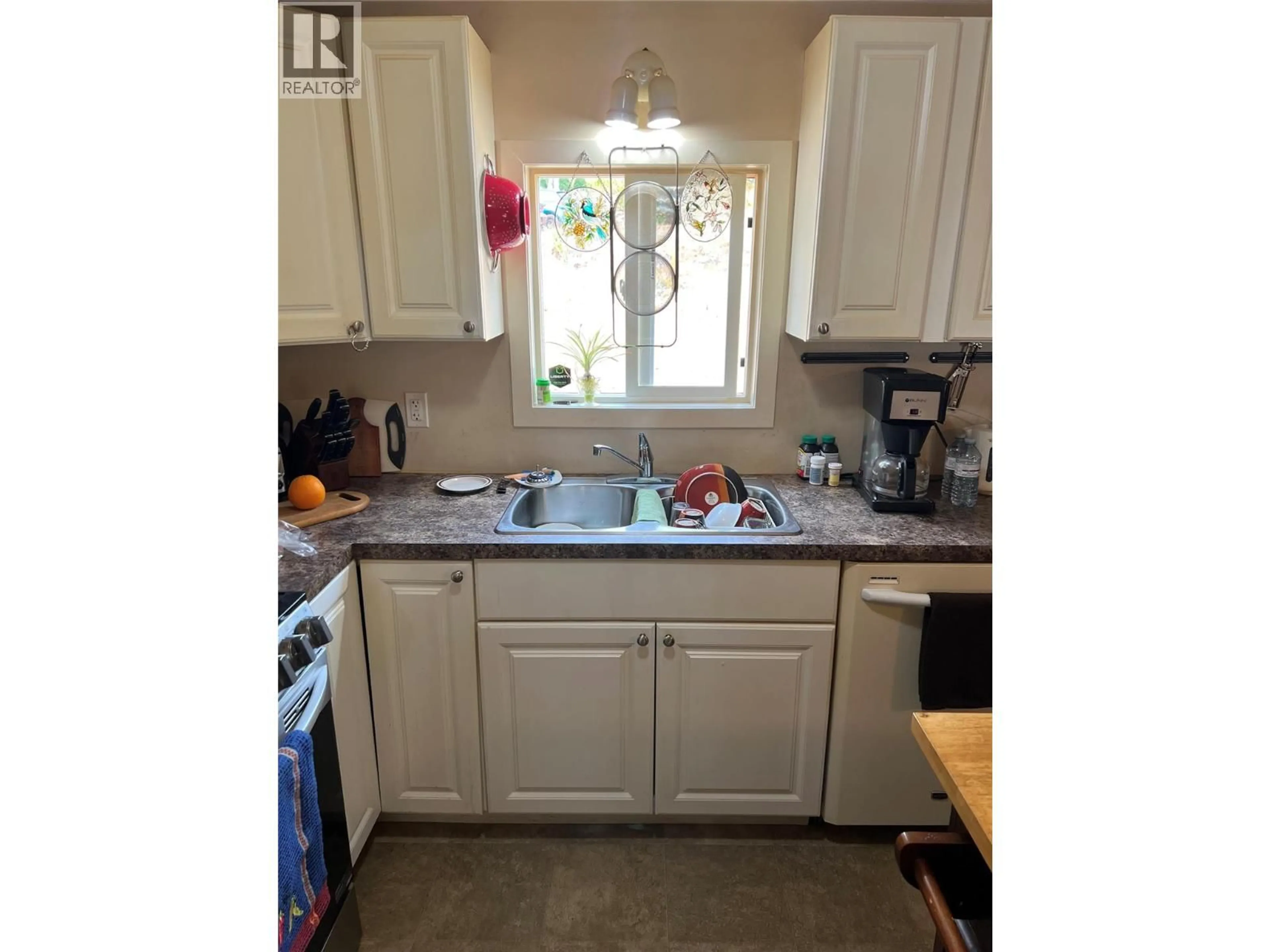 Standard kitchen, unknown for 5 - 3969 BROADWATER ROAD, Robson British Columbia V1N4V5