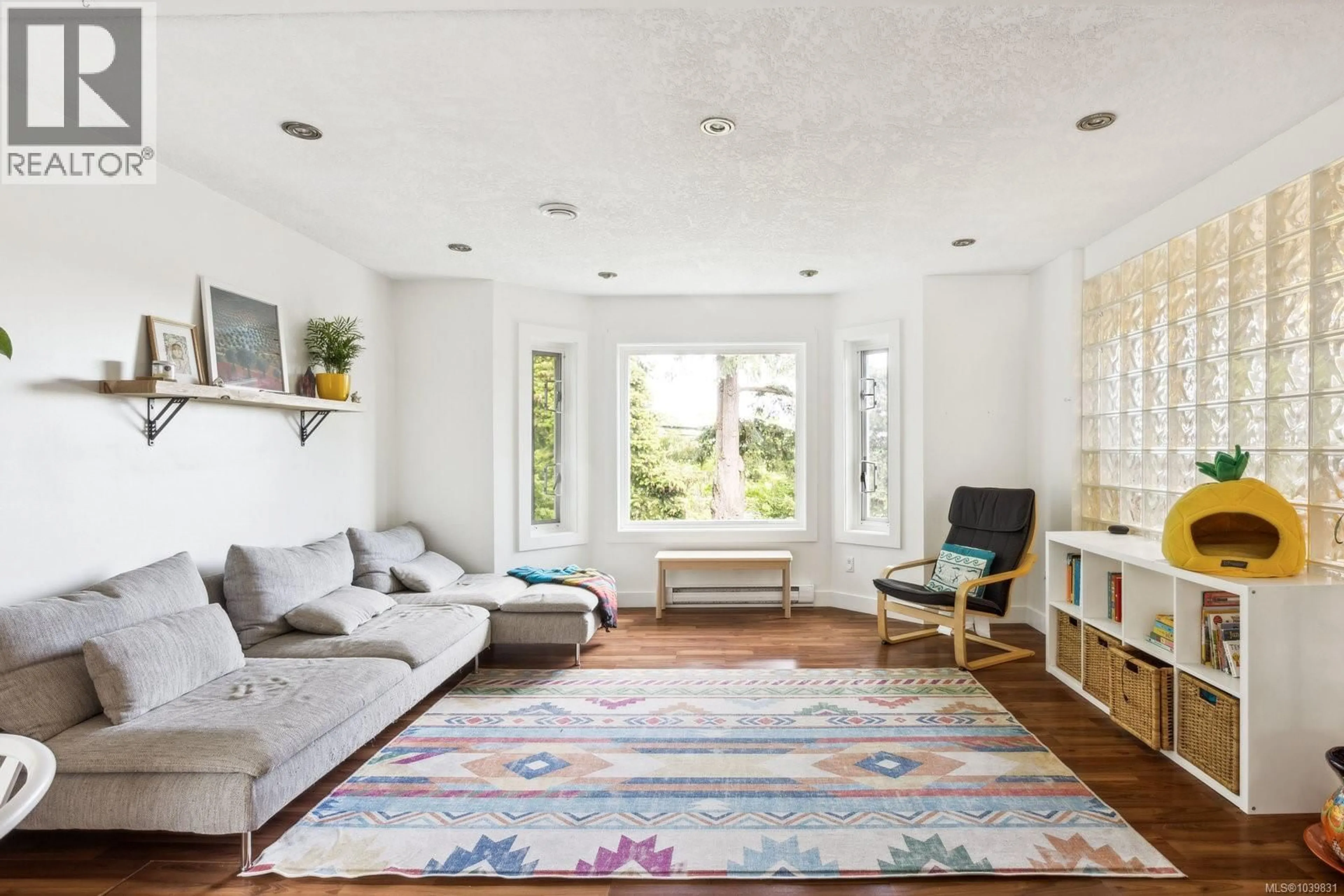 Living room with furniture, unknown for 7316 EAST SAANICH ROAD, Central Saanich British Columbia V8M1Y4