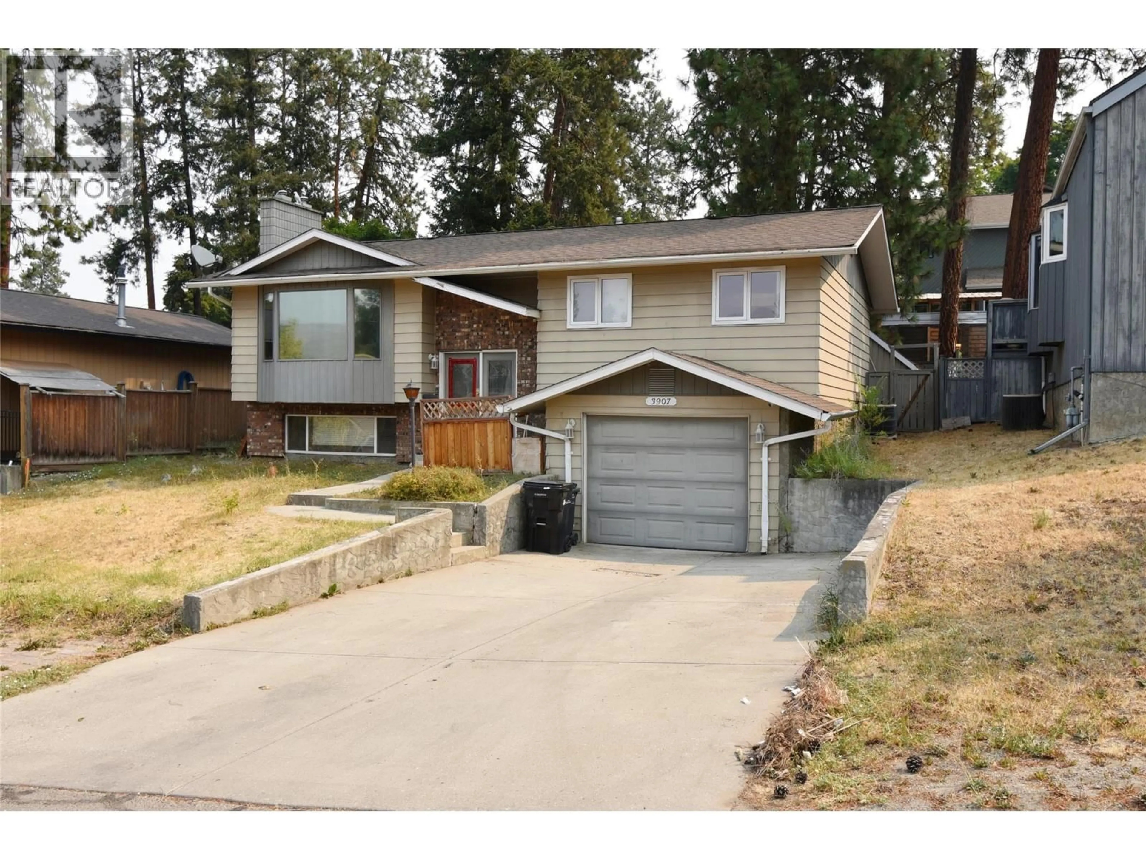 Home with vinyl exterior material, street for 3907 17 STREET, Vernon British Columbia V1T7N7