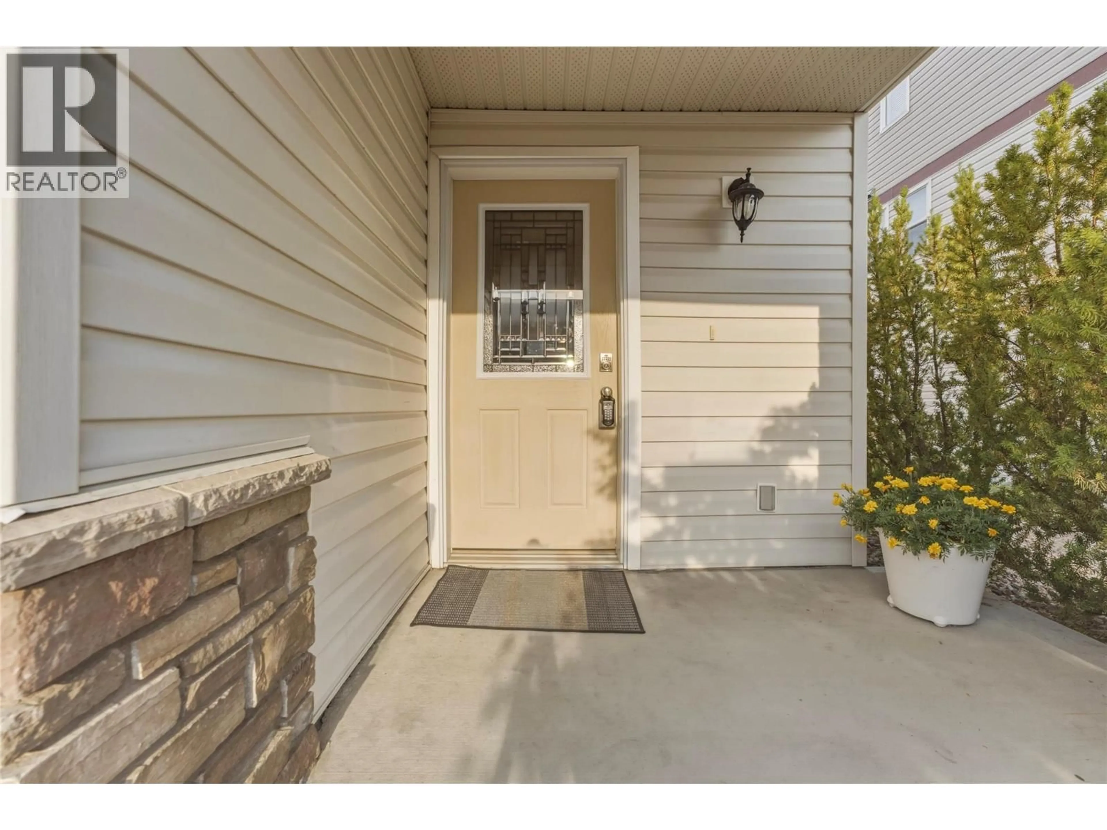 Indoor entryway for 10 - 5901 HERITAGE DRIVE, Vernon British Columbia V1H1Z5