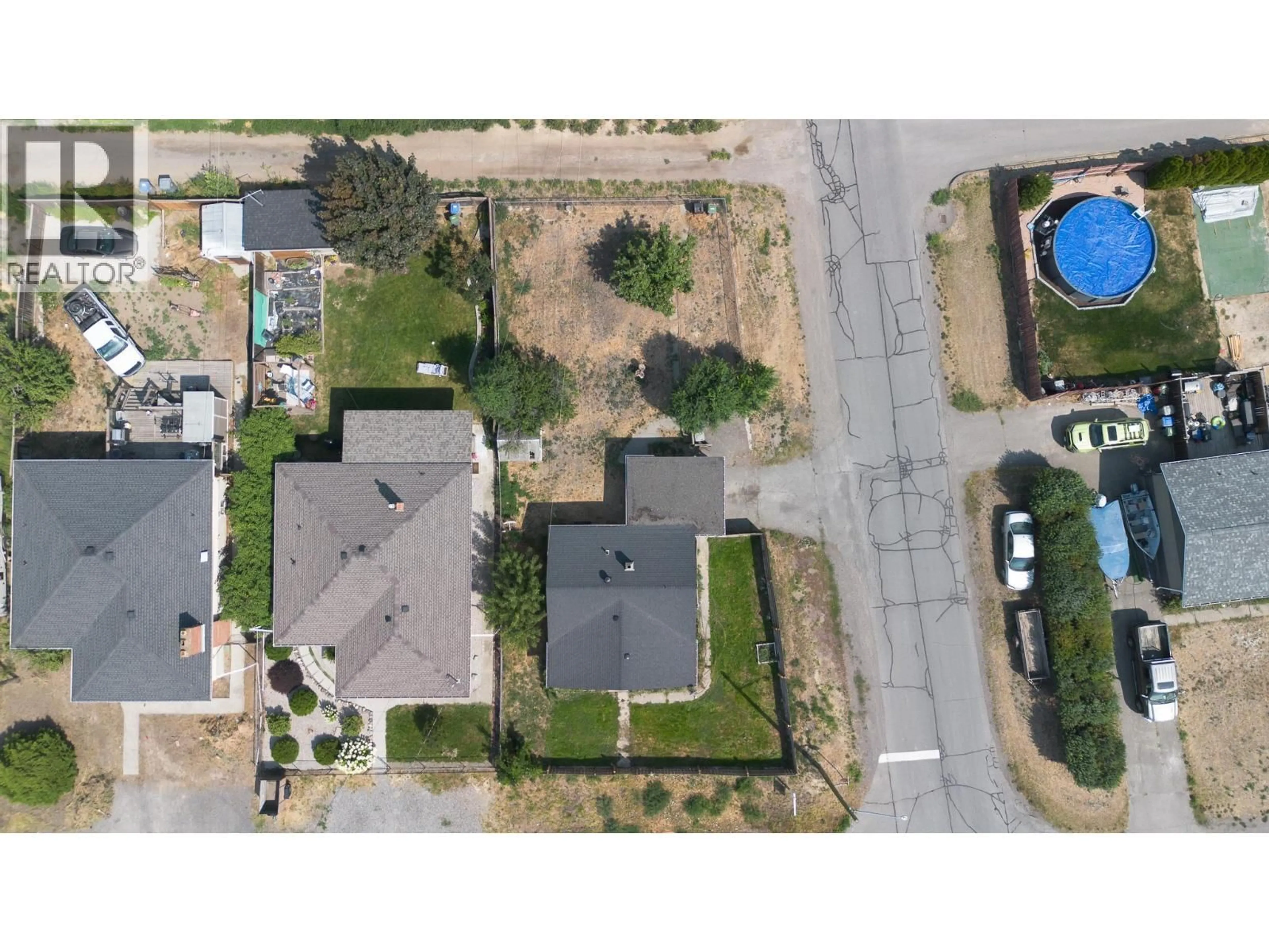 A pic from outside/outdoor area/front of a property/back of a property/a pic from drone, street for 928 SHERBROOKE AVENUE, Kamloops British Columbia V2B1W2