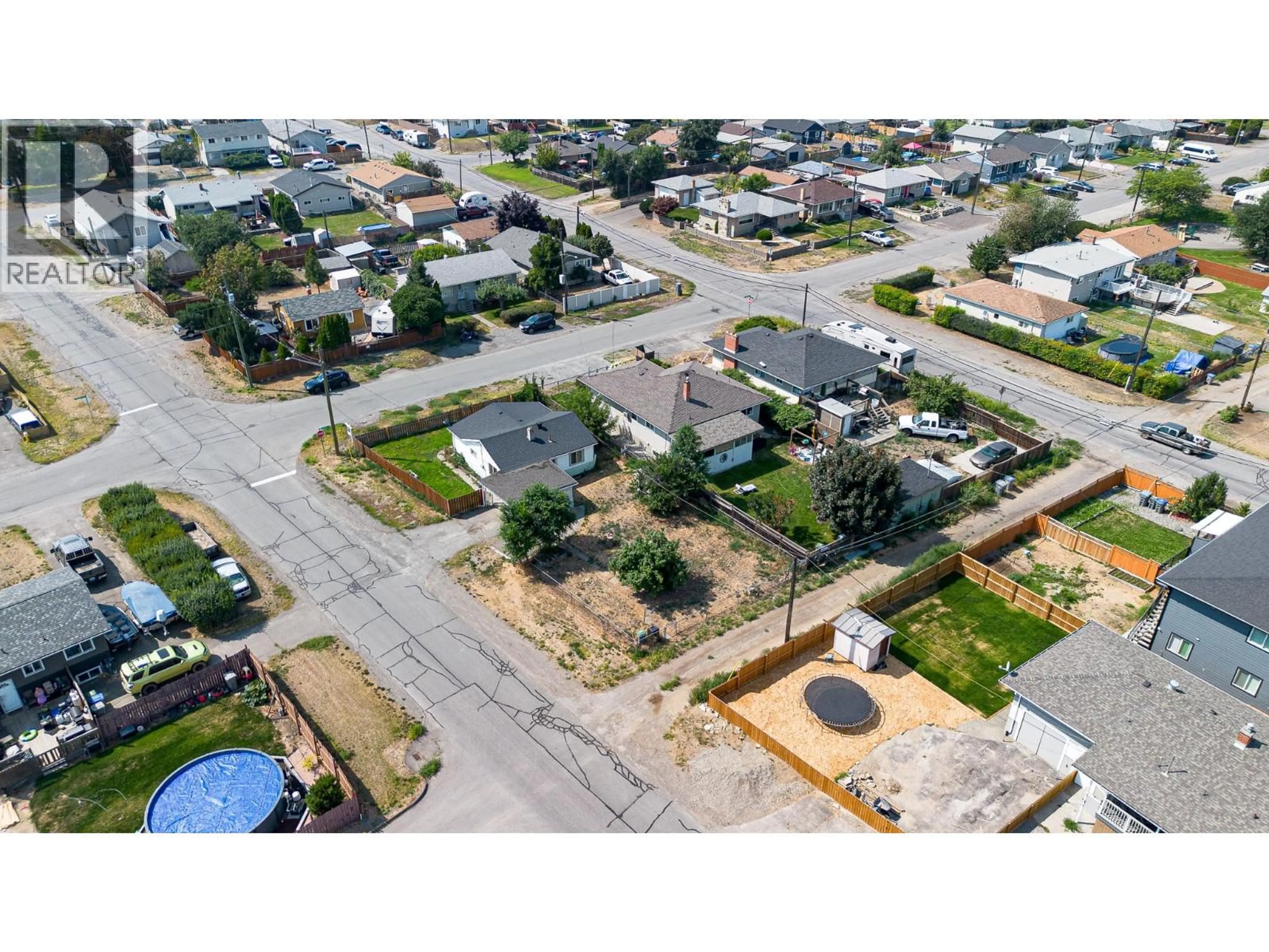A pic from outside/outdoor area/front of a property/back of a property/a pic from drone, street for 928 SHERBROOKE AVENUE, Kamloops British Columbia V2B1W2