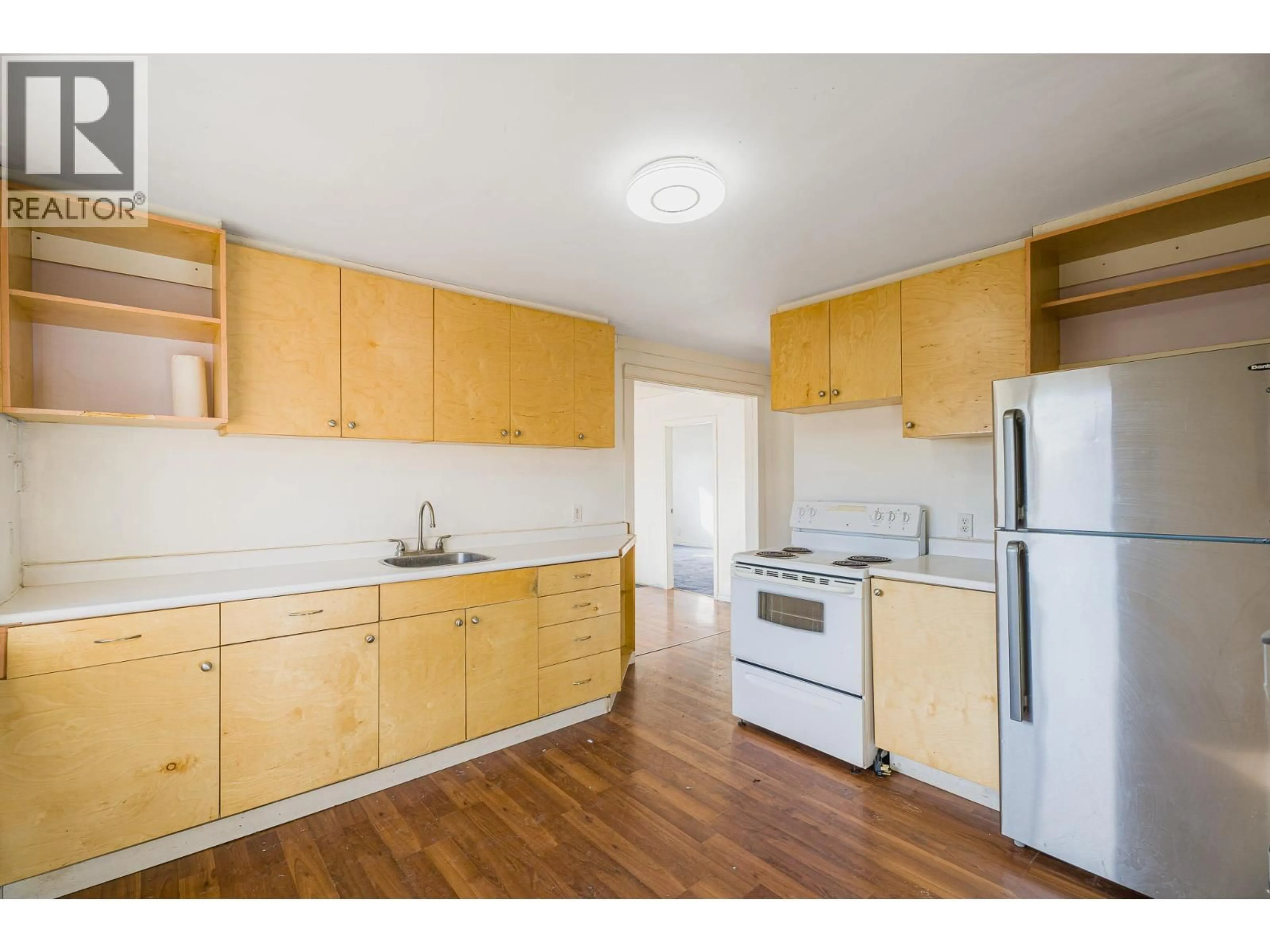Standard kitchen, wood/laminate floor for 928 SHERBROOKE AVENUE, Kamloops British Columbia V2B1W2