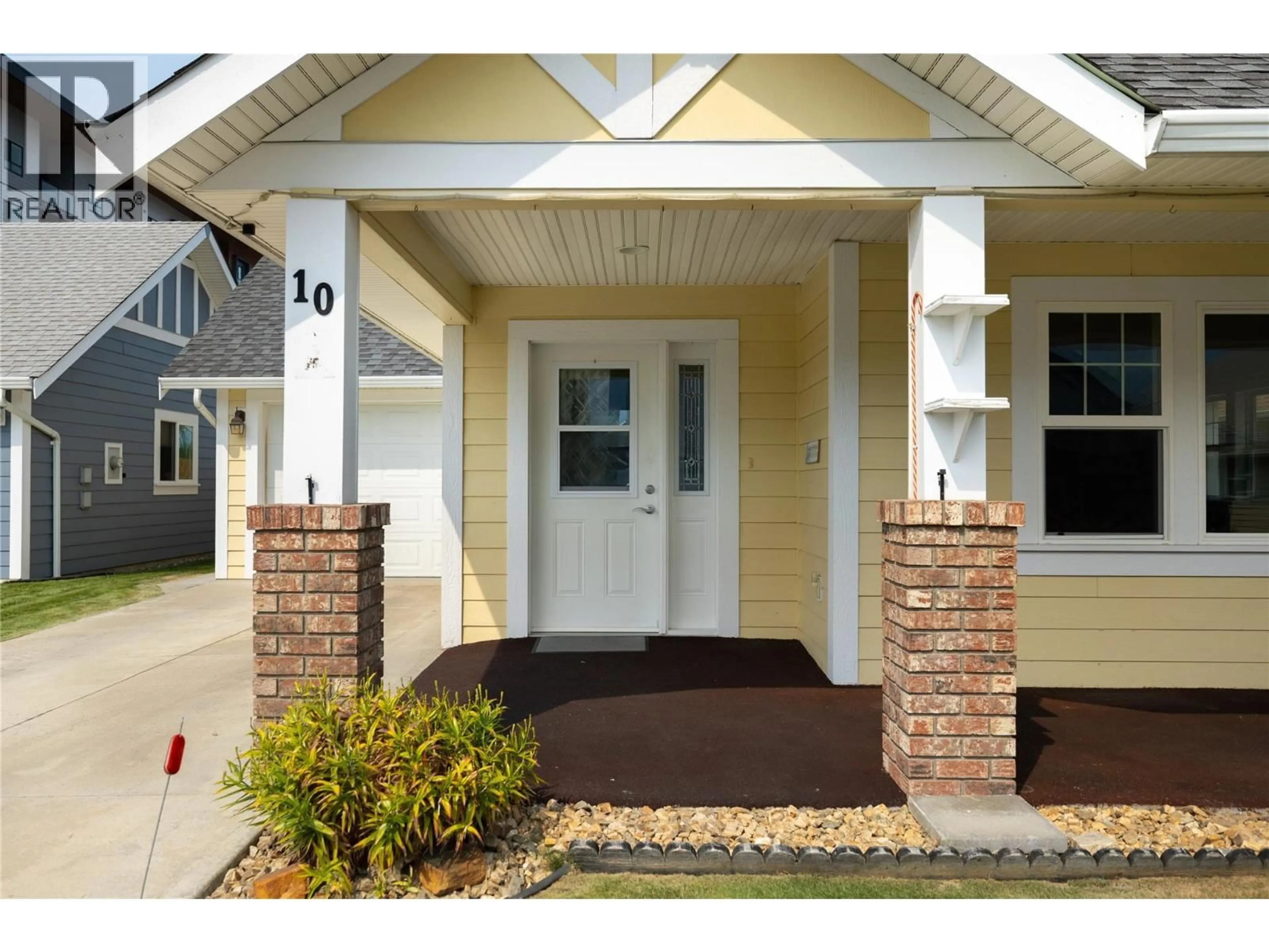 Indoor entryway for #10 1231 10 STREET SOUTHWEST, Salmon Arm British Columbia V1E0A5