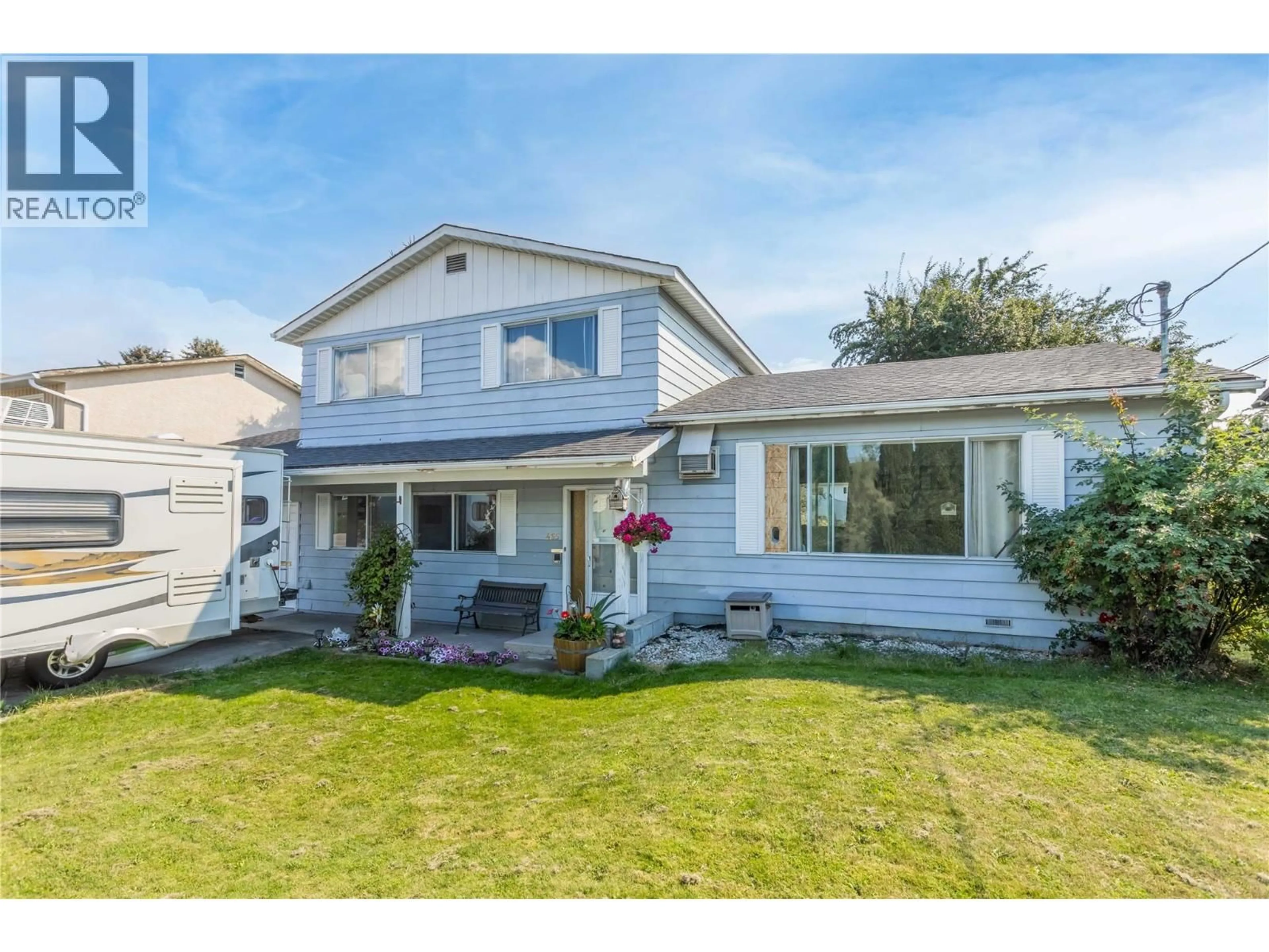 Home with vinyl exterior material, street for 465 BACH ROAD, Kelowna British Columbia V1X2K8