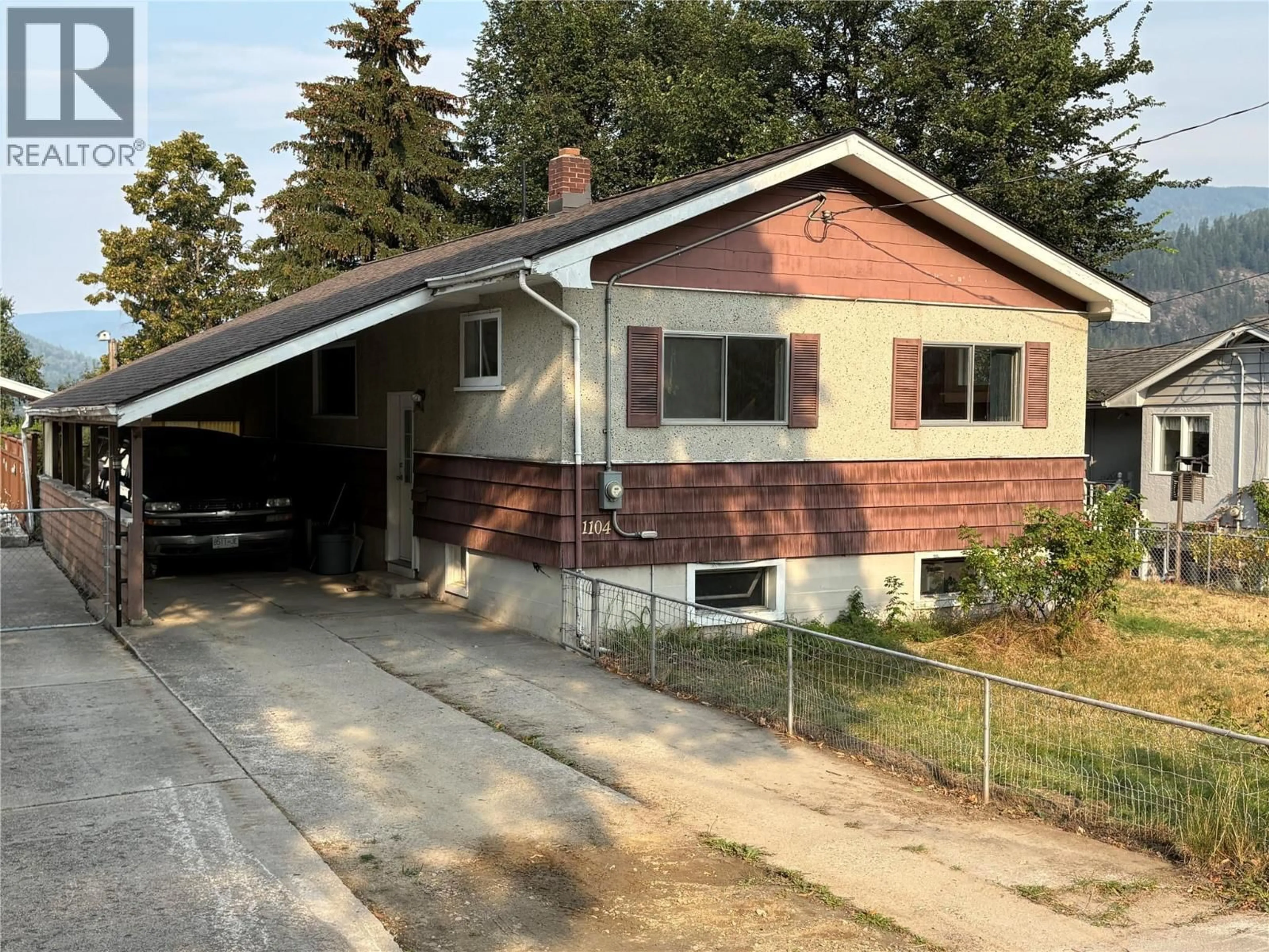 Home with vinyl exterior material, street for 1104 MCQUARRIE AVENUE, Nelson British Columbia V1L1B2