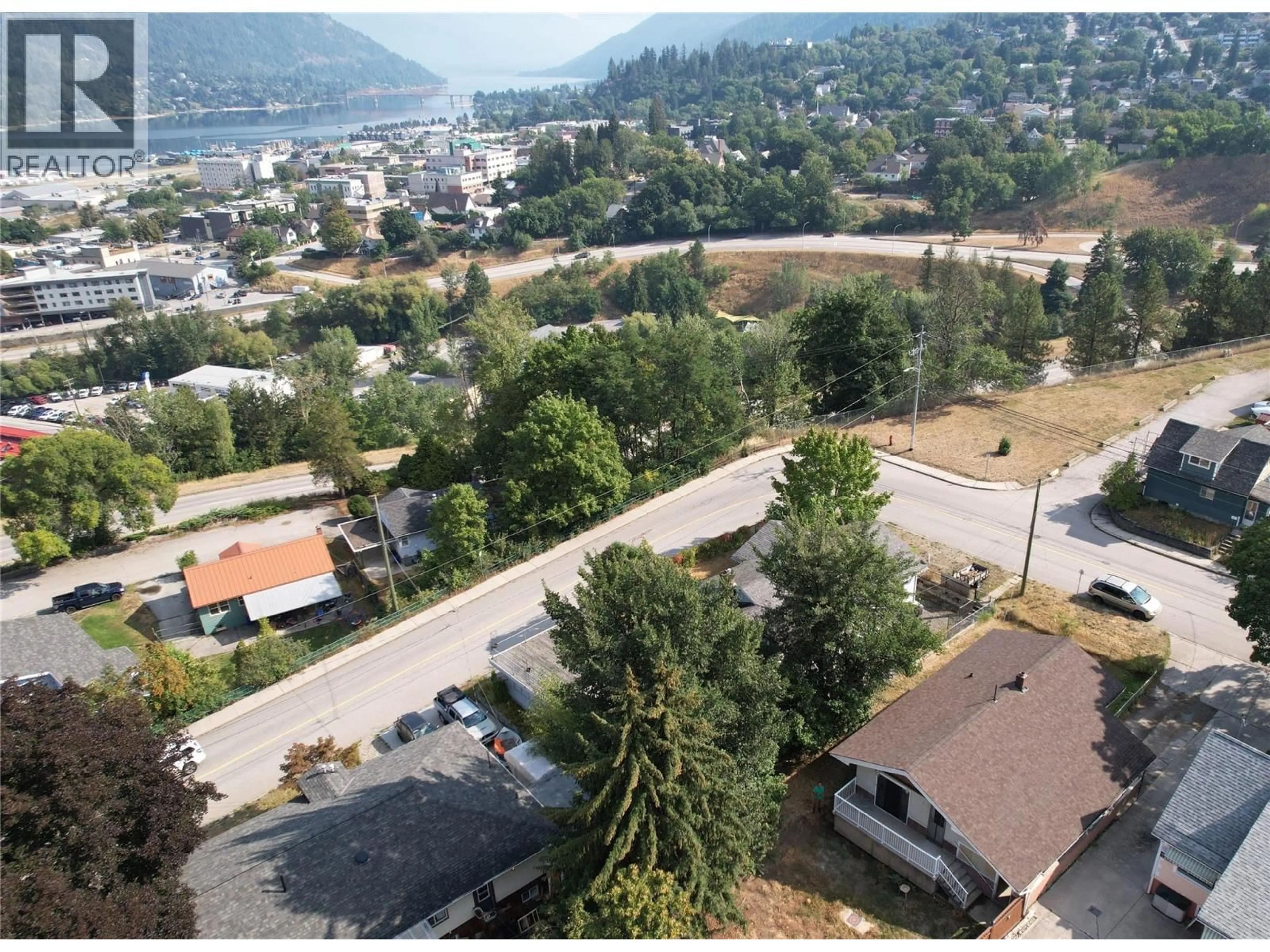 A pic from outside/outdoor area/front of a property/back of a property/a pic from drone, mountain view for 1104 MCQUARRIE AVENUE, Nelson British Columbia V1L1B2