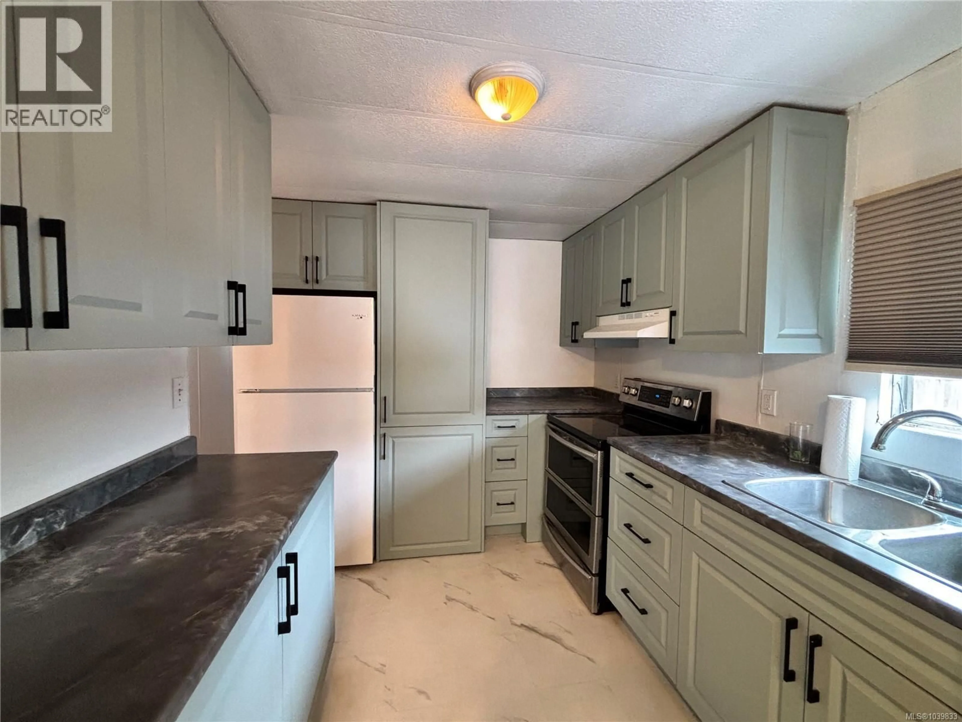 Standard kitchen, ceramic/tile floor for 78 - 601 MATCHLEE DRIVE, Gold River British Columbia V0P1G0