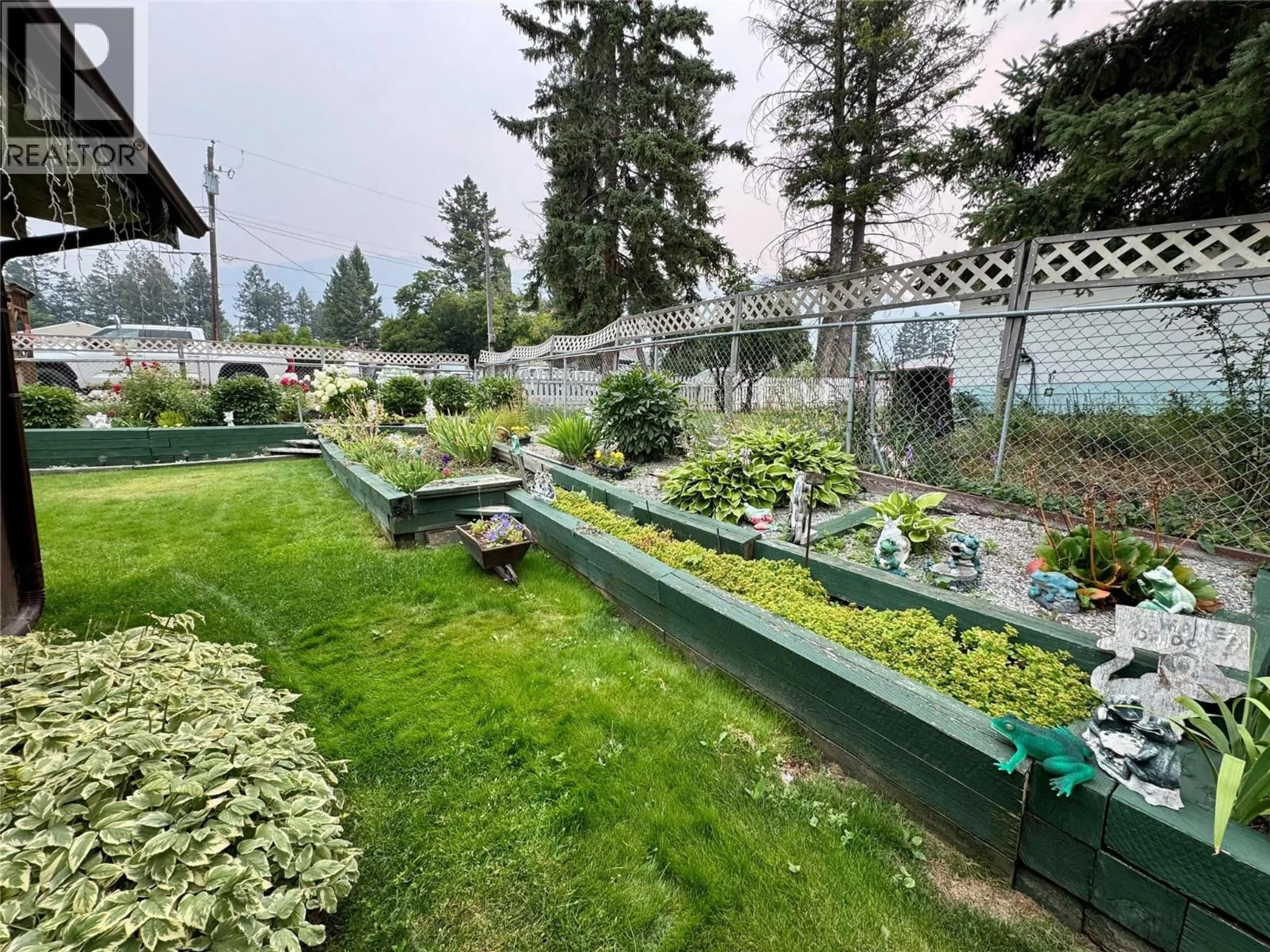 Patio, unknown for 4784 SELKIRK AVENUE, Edgewater British Columbia V0A1E0