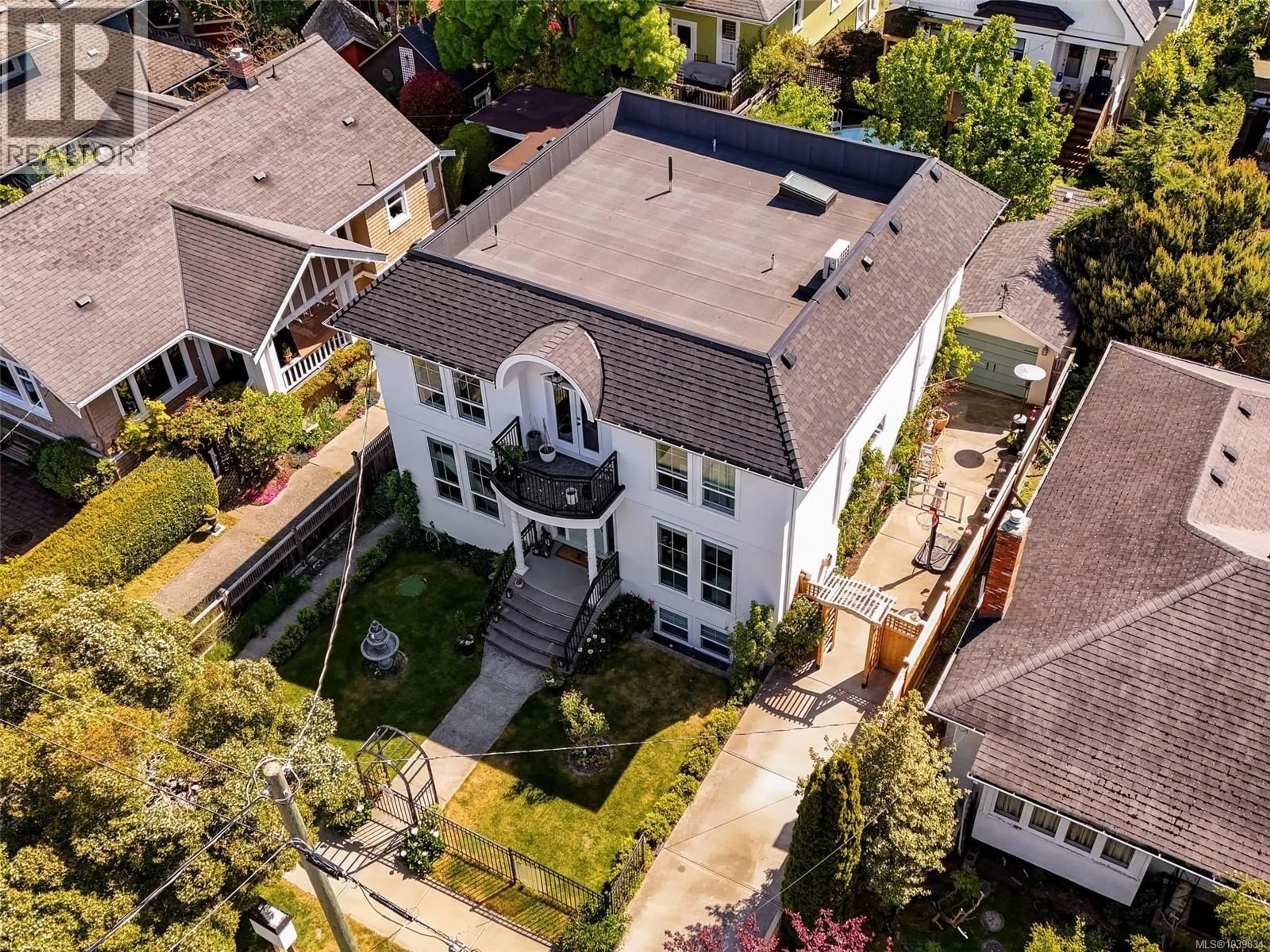 A pic from outside/outdoor area/front of a property/back of a property/a pic from drone, street for 127 WELLINGTON AVENUE, Victoria British Columbia V8V4H8