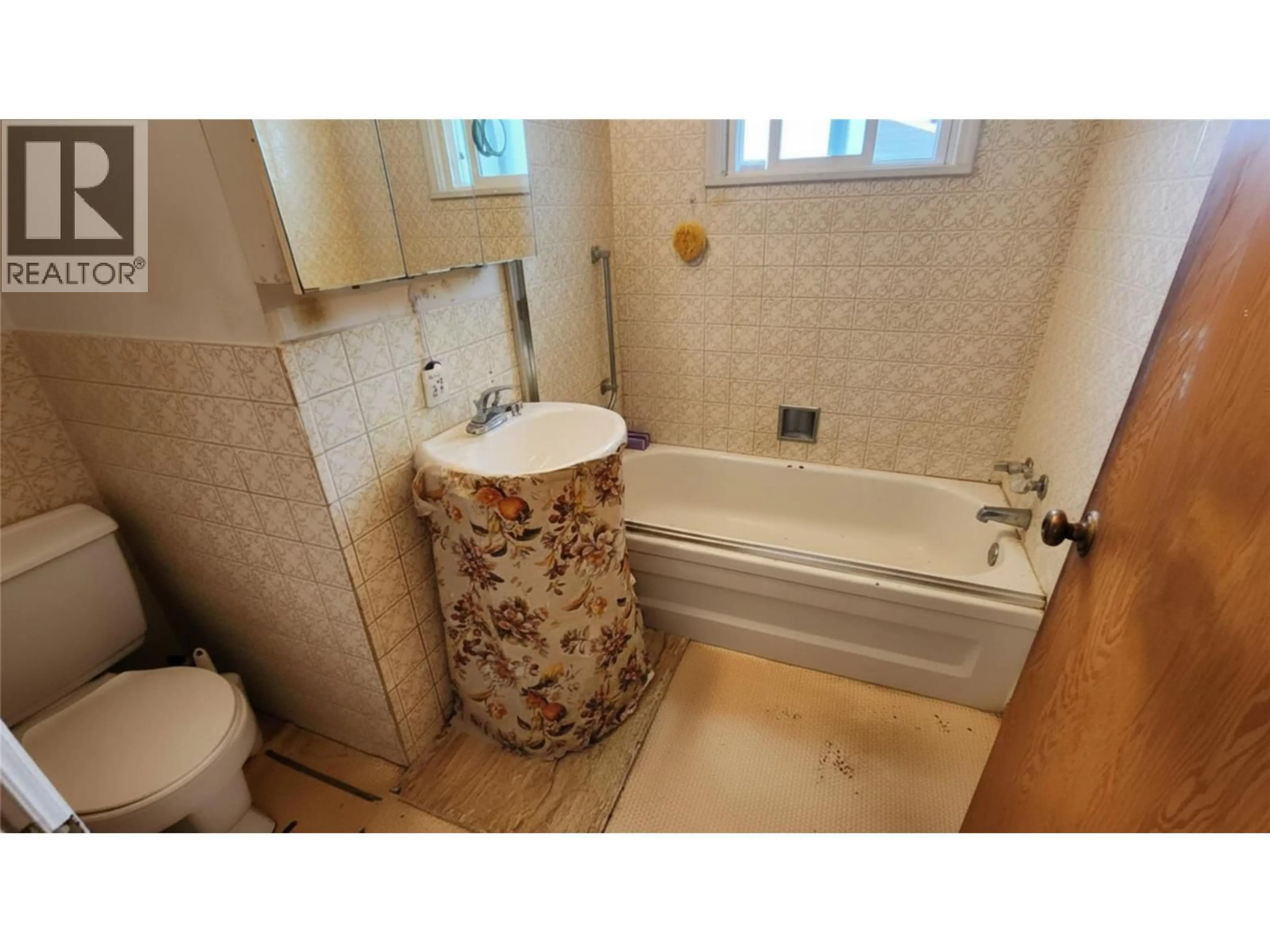 Standard bathroom, ceramic/tile floor for 3001 5TH AVENUE, Castlegar British Columbia V1N2V3