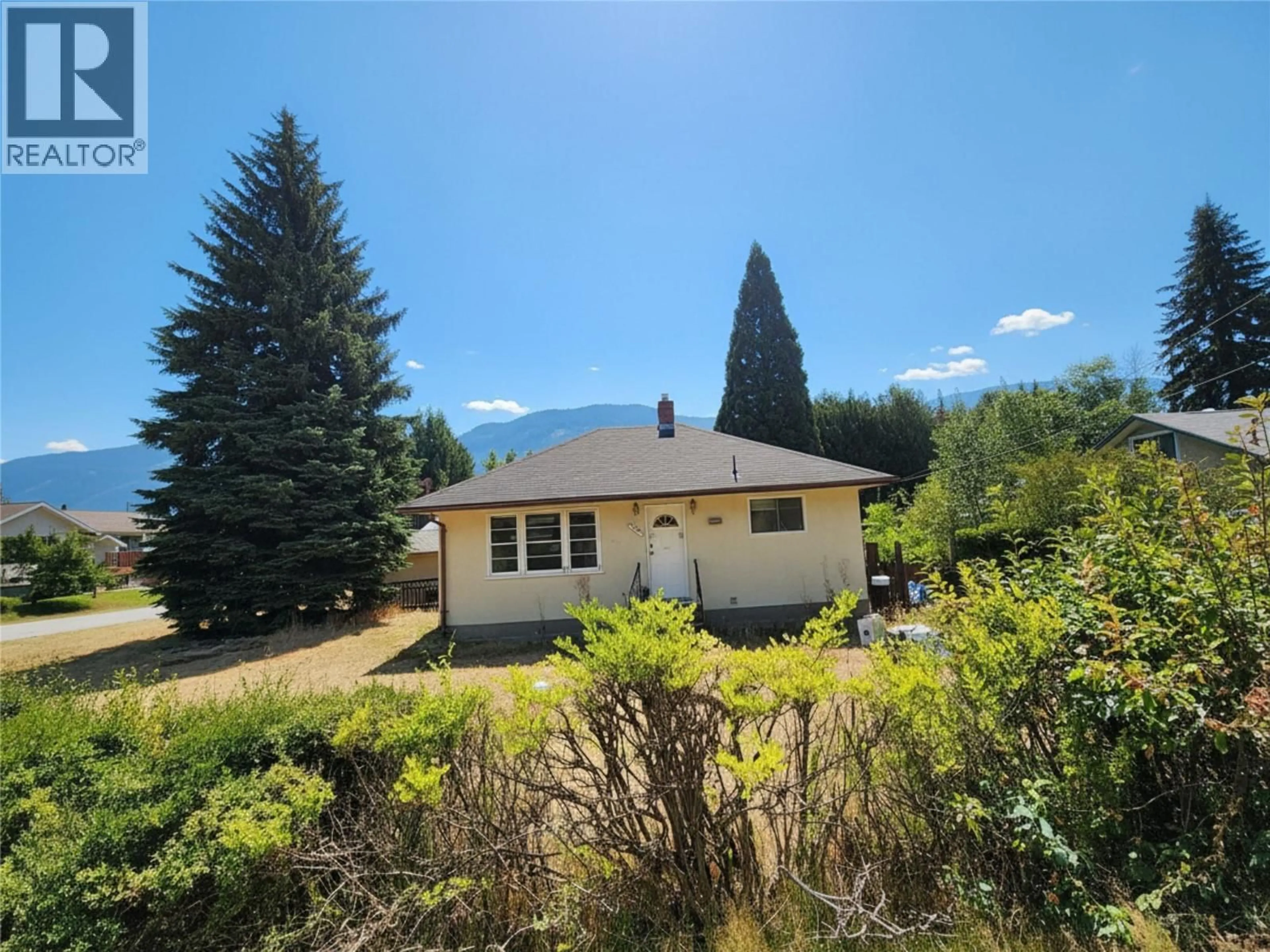 A pic from outside/outdoor area/front of a property/back of a property/a pic from drone, unknown for 3001 5TH AVENUE, Castlegar British Columbia V1N2V3