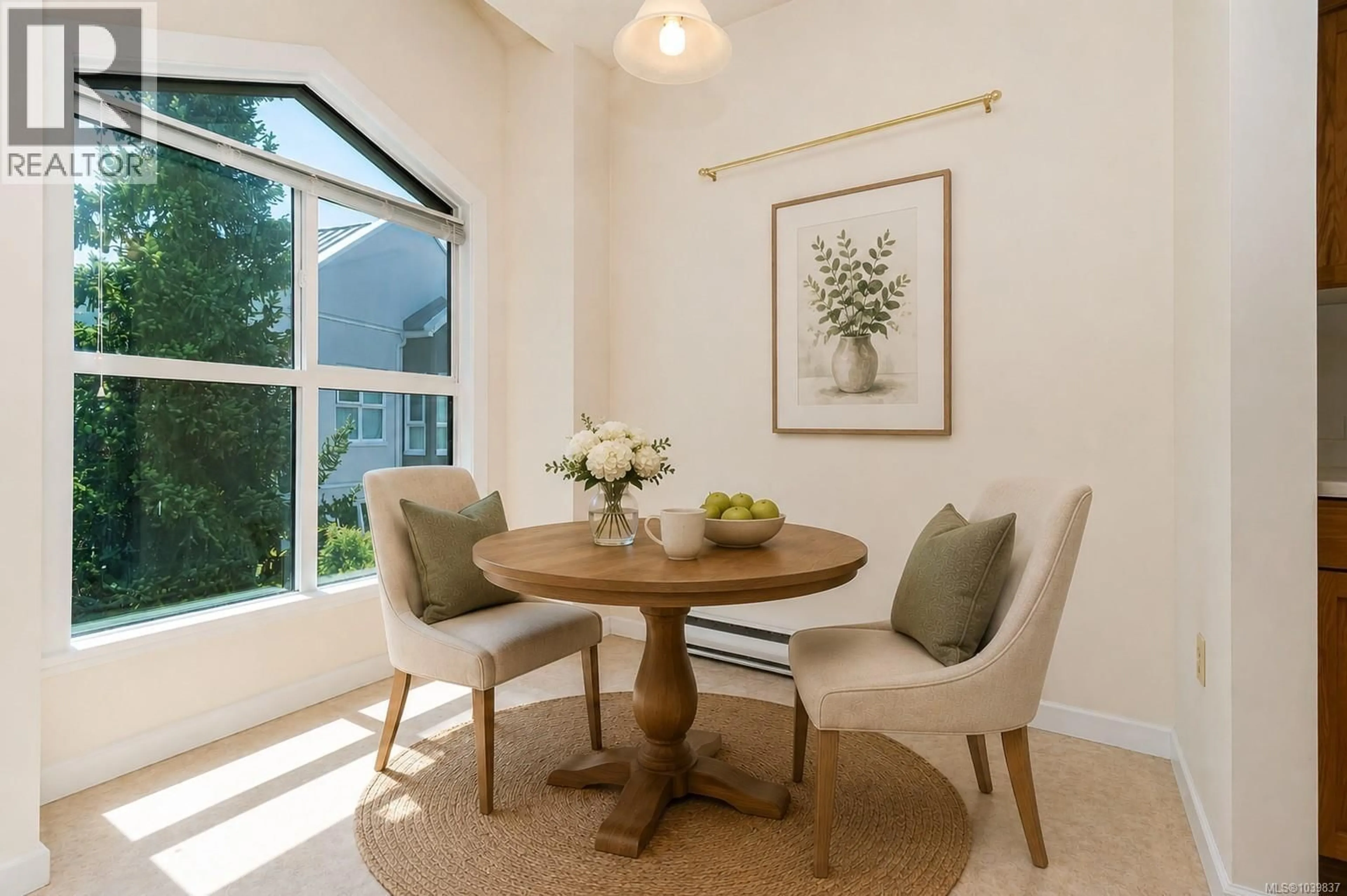 Dining room, wood/laminate floor for 326 - 3969 SHELBOURNE STREET, Saanich British Columbia V8N6J5
