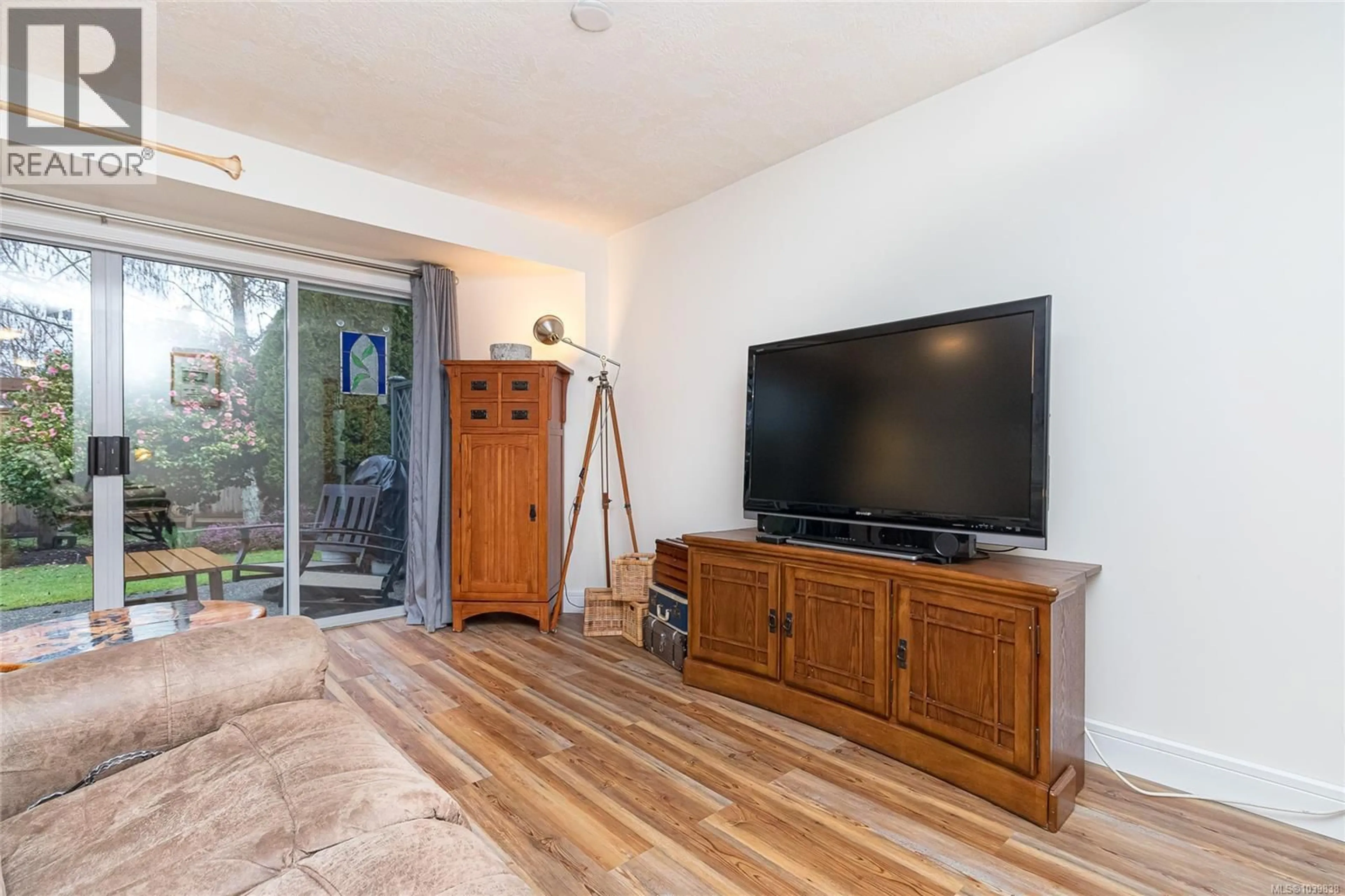 Living room with furniture, wood/laminate floor for 14 - 5110 CORDOVA BAY ROAD, Saanich British Columbia V8Y2K5