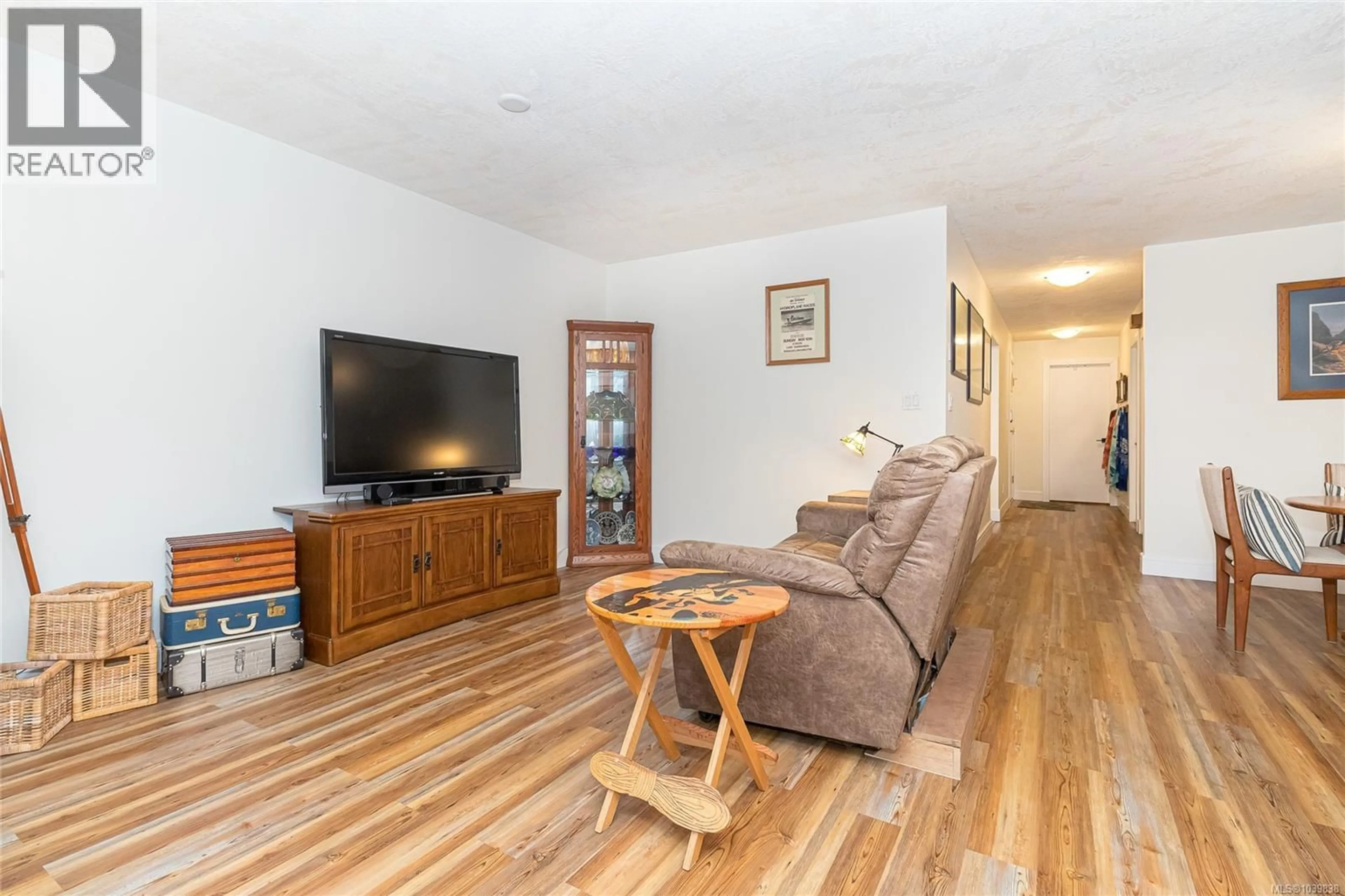Living room with furniture, wood/laminate floor for 14 - 5110 CORDOVA BAY ROAD, Saanich British Columbia V8Y2K5