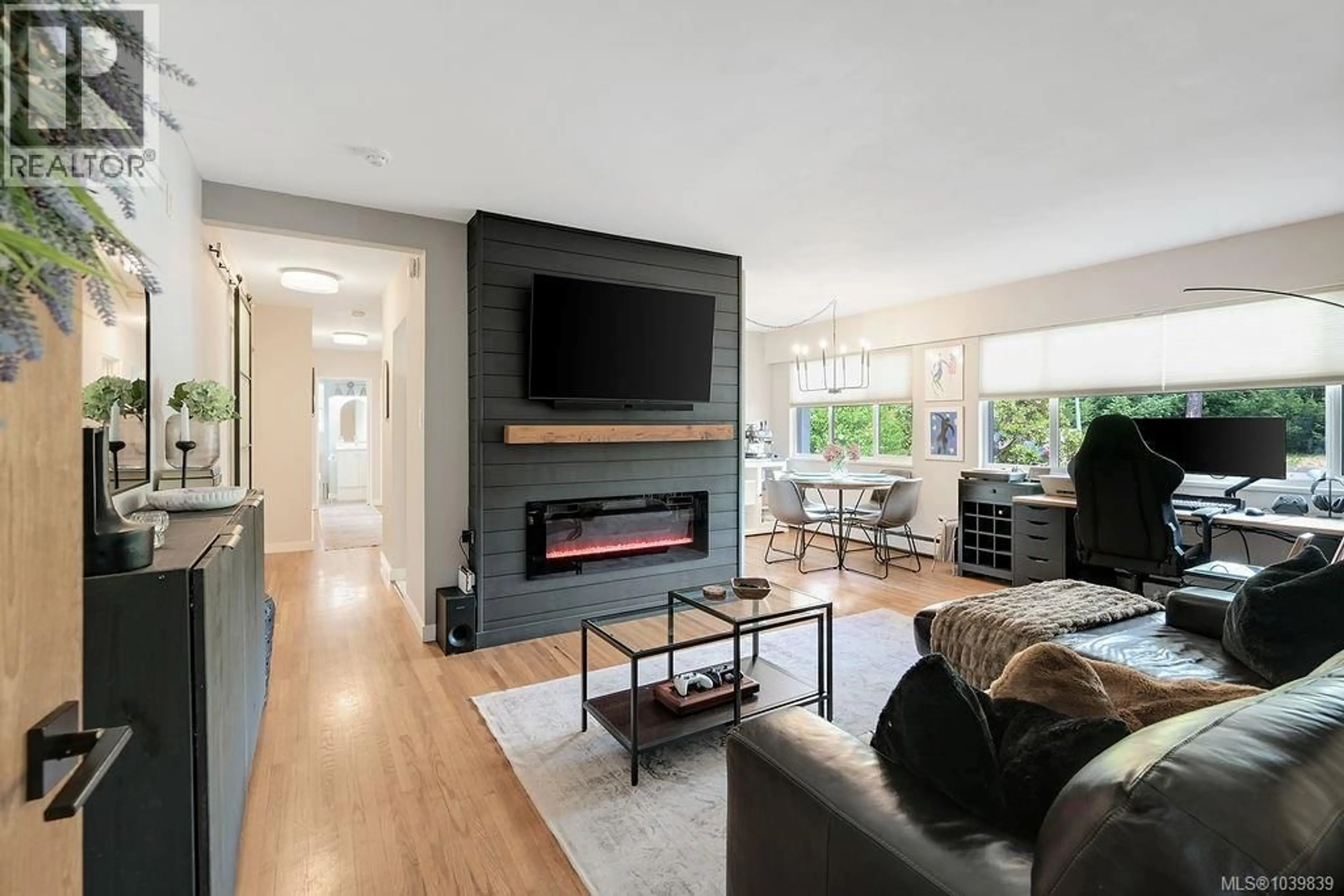 Living room with furniture, unknown for 426 BURNSIDE ROAD WEST, Saanich British Columbia V3N1H1
