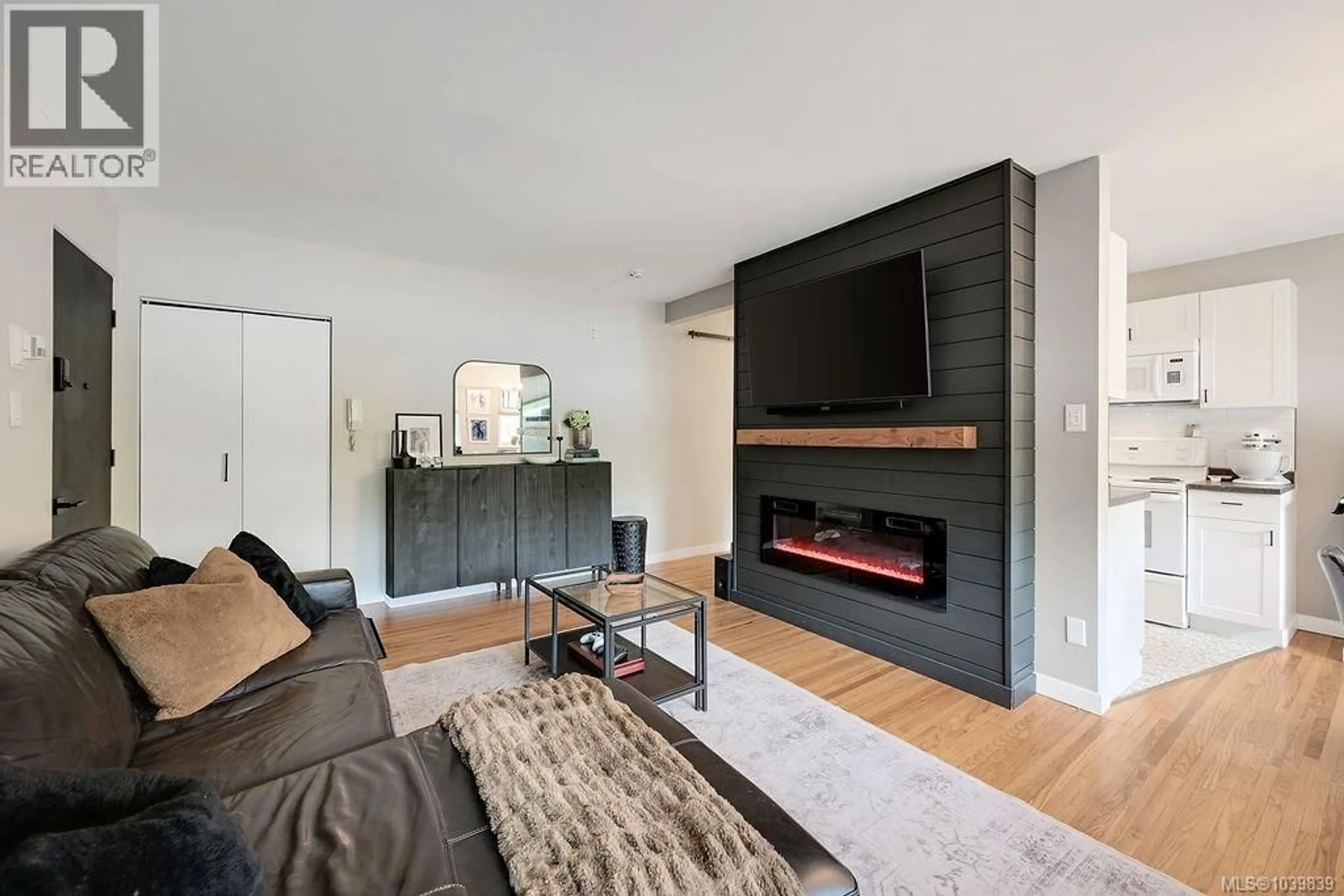 Living room with furniture, wood/laminate floor for 426 BURNSIDE ROAD WEST, Saanich British Columbia V3N1H1