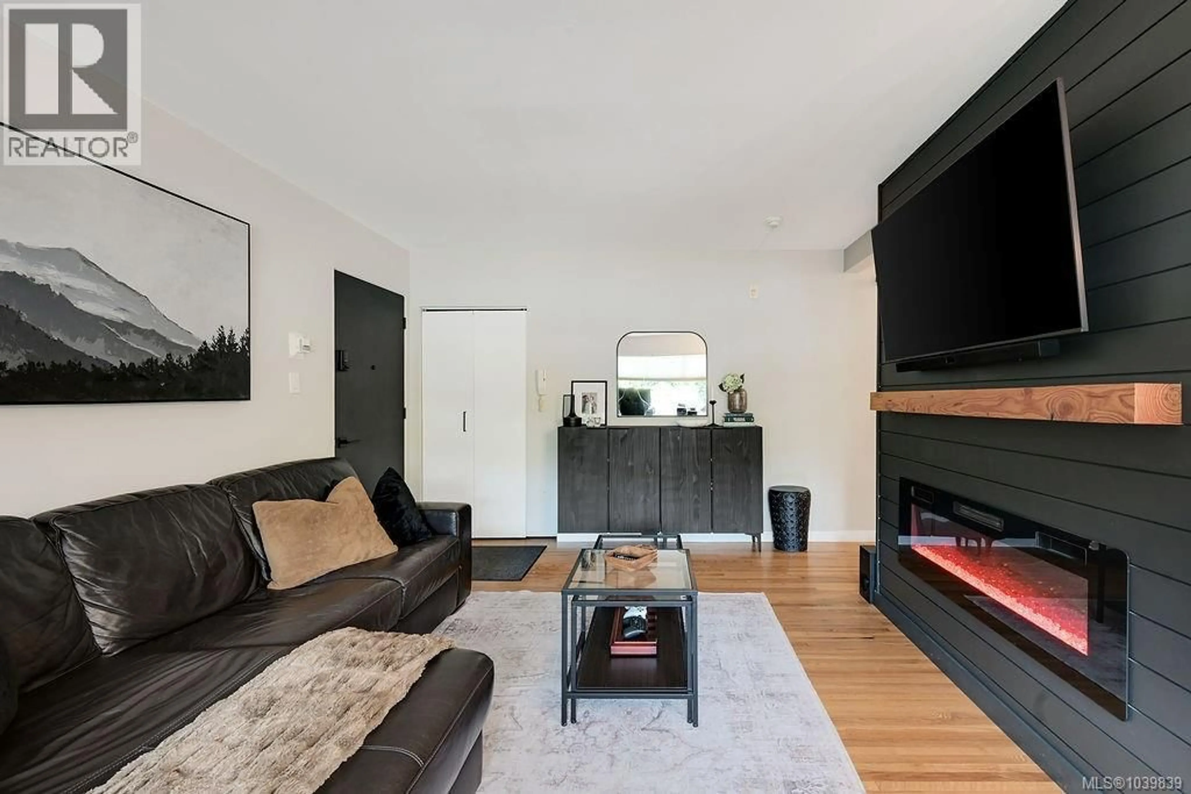 Living room with furniture, wood/laminate floor for 426 BURNSIDE ROAD WEST, Saanich British Columbia V3N1H1