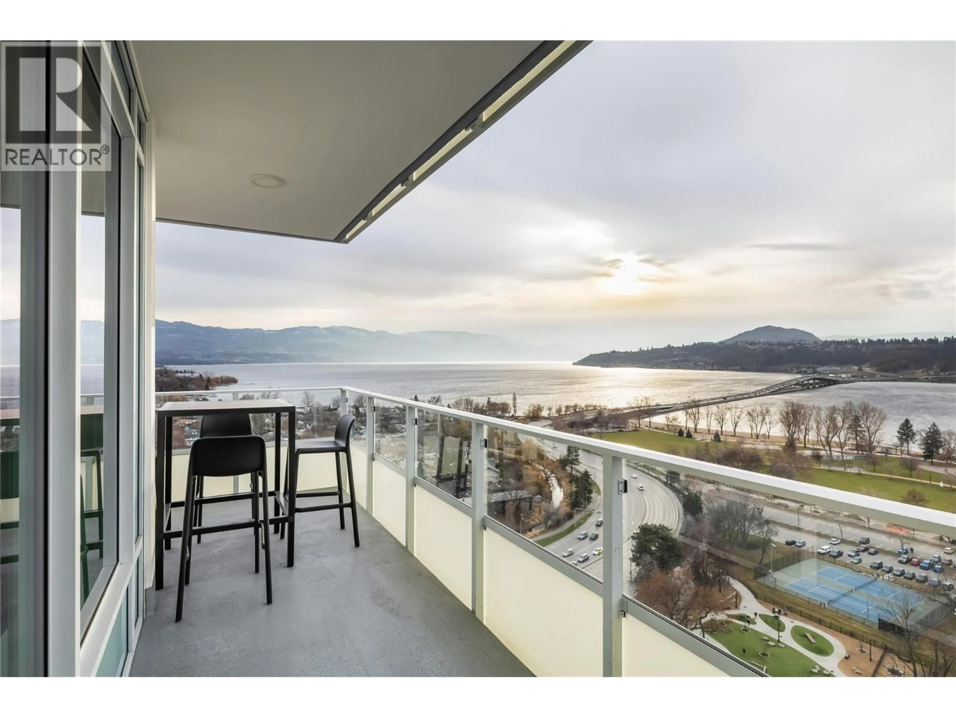 Balcony in the apartment, water/lake/river/ocean view for 2007 - 238 LEON AVENUE, Kelowna British Columbia V1Y0N6