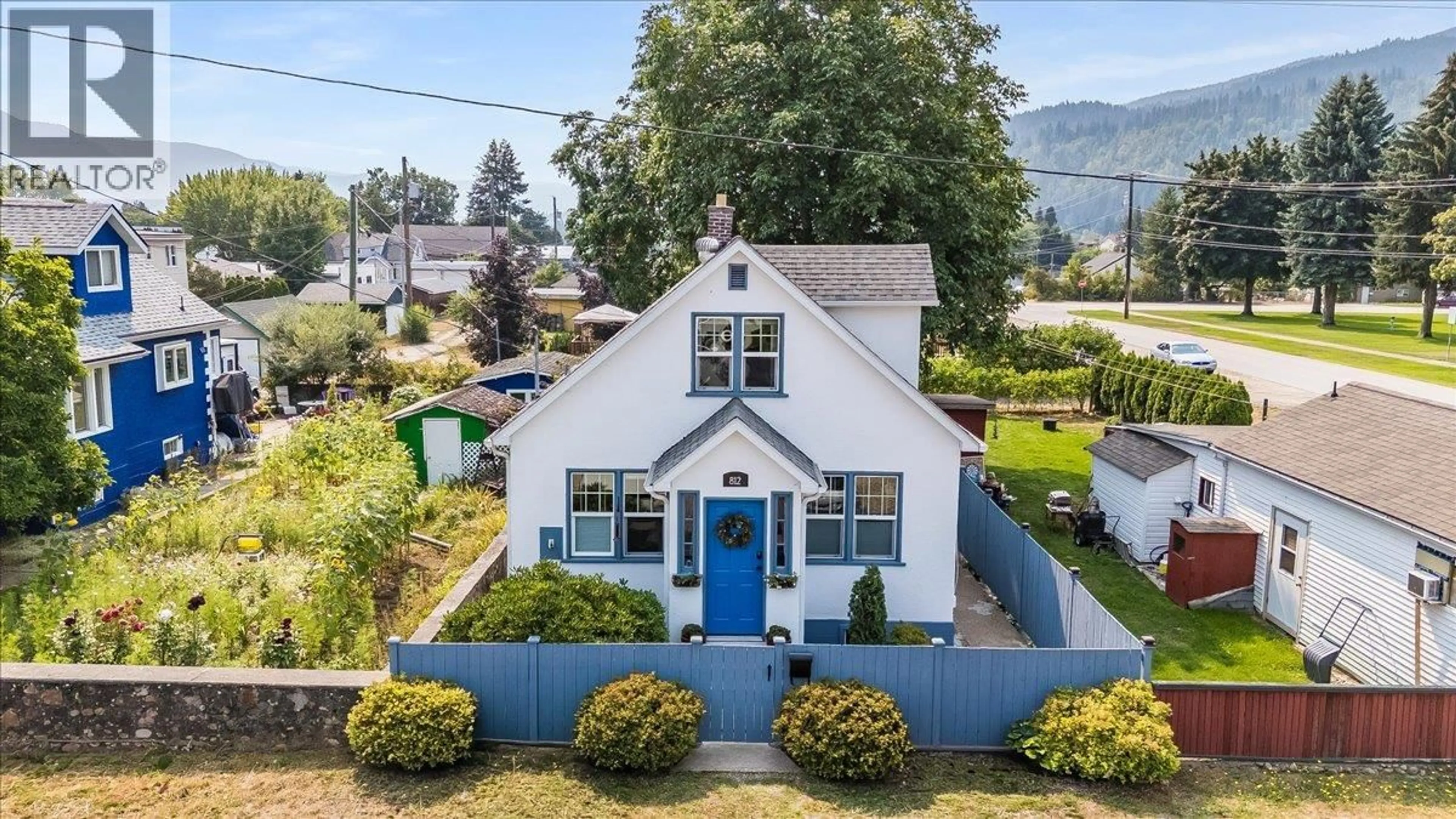 A pic from outside/outdoor area/front of a property/back of a property/a pic from drone, unknown for 812 2ND STREET, Castlegar British Columbia V1N1Y7