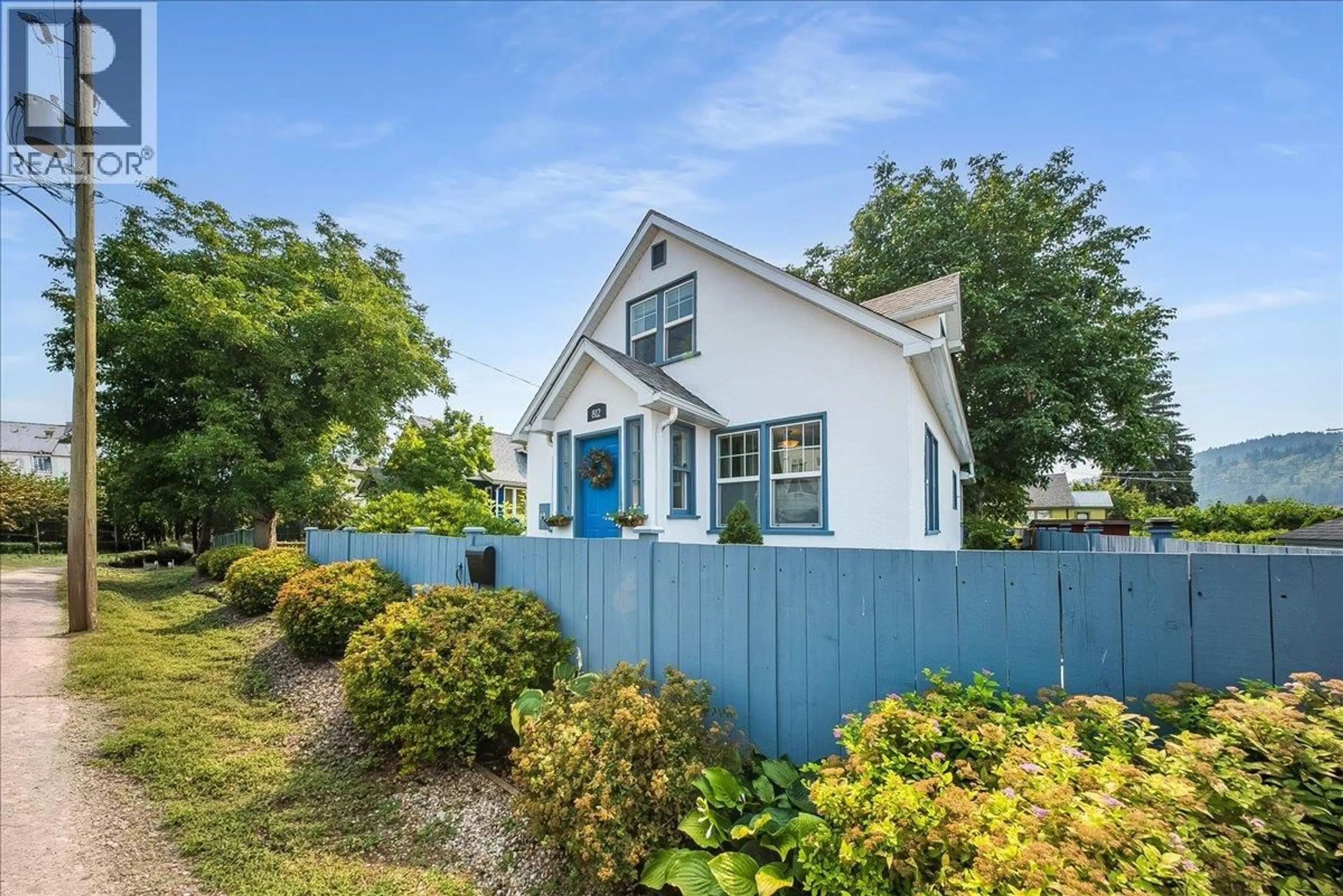 Home with vinyl exterior material, street for 812 2ND STREET, Castlegar British Columbia V1N1Y7