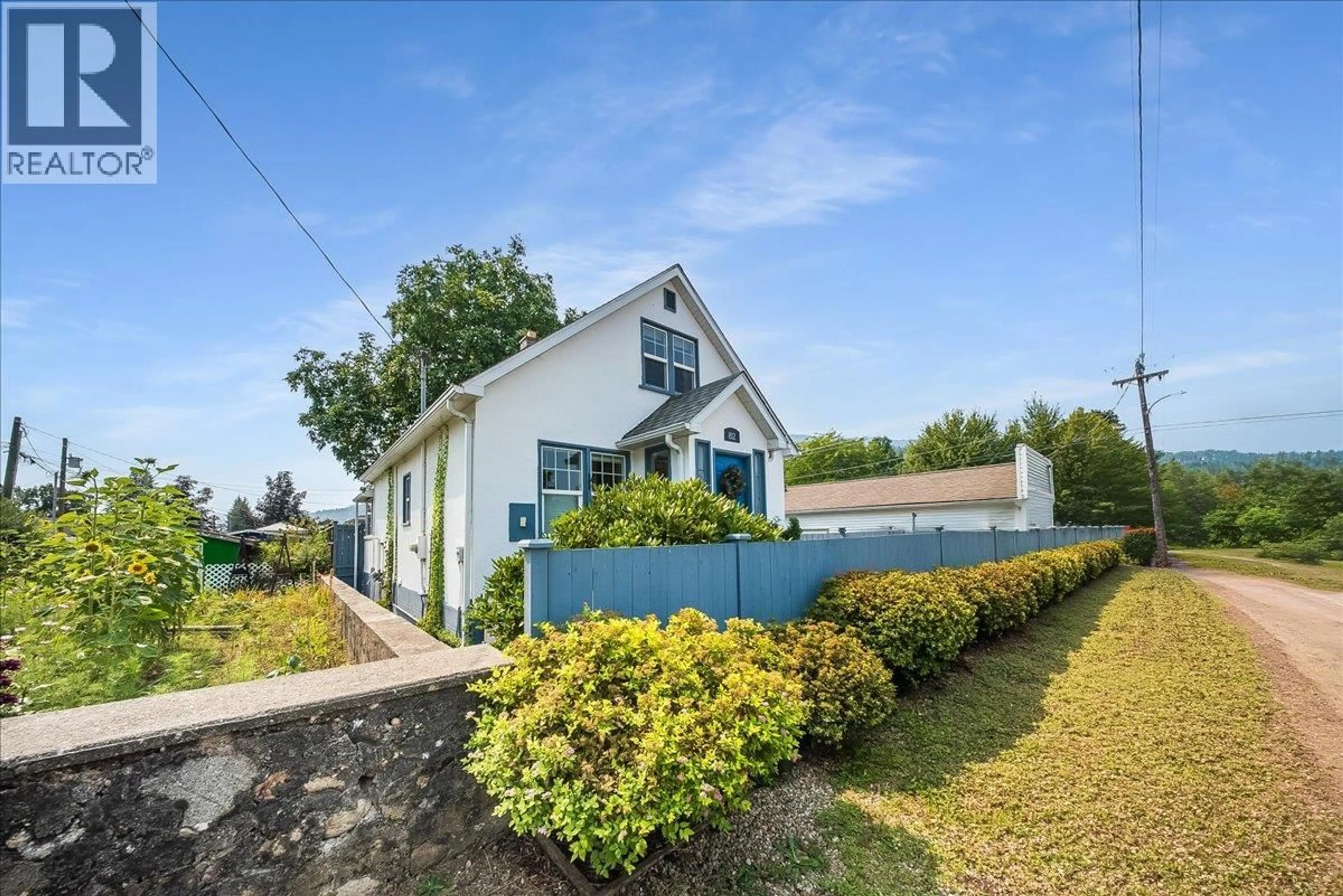 A pic from outside/outdoor area/front of a property/back of a property/a pic from drone, street for 812 2ND STREET, Castlegar British Columbia V1N1Y7