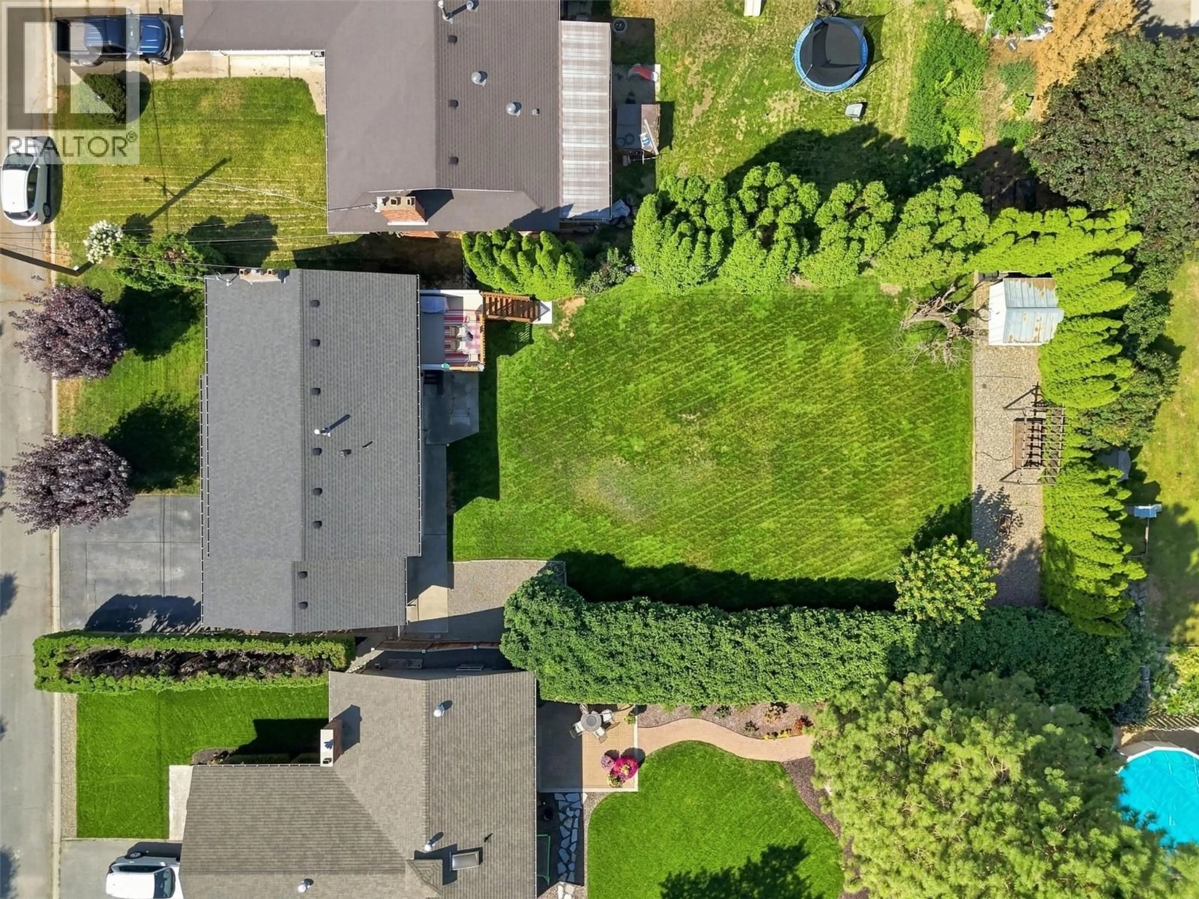 A pic from outside/outdoor area/front of a property/back of a property/a pic from drone, street for 718 CLEMENTS COURT, Kamloops British Columbia V2B8C2