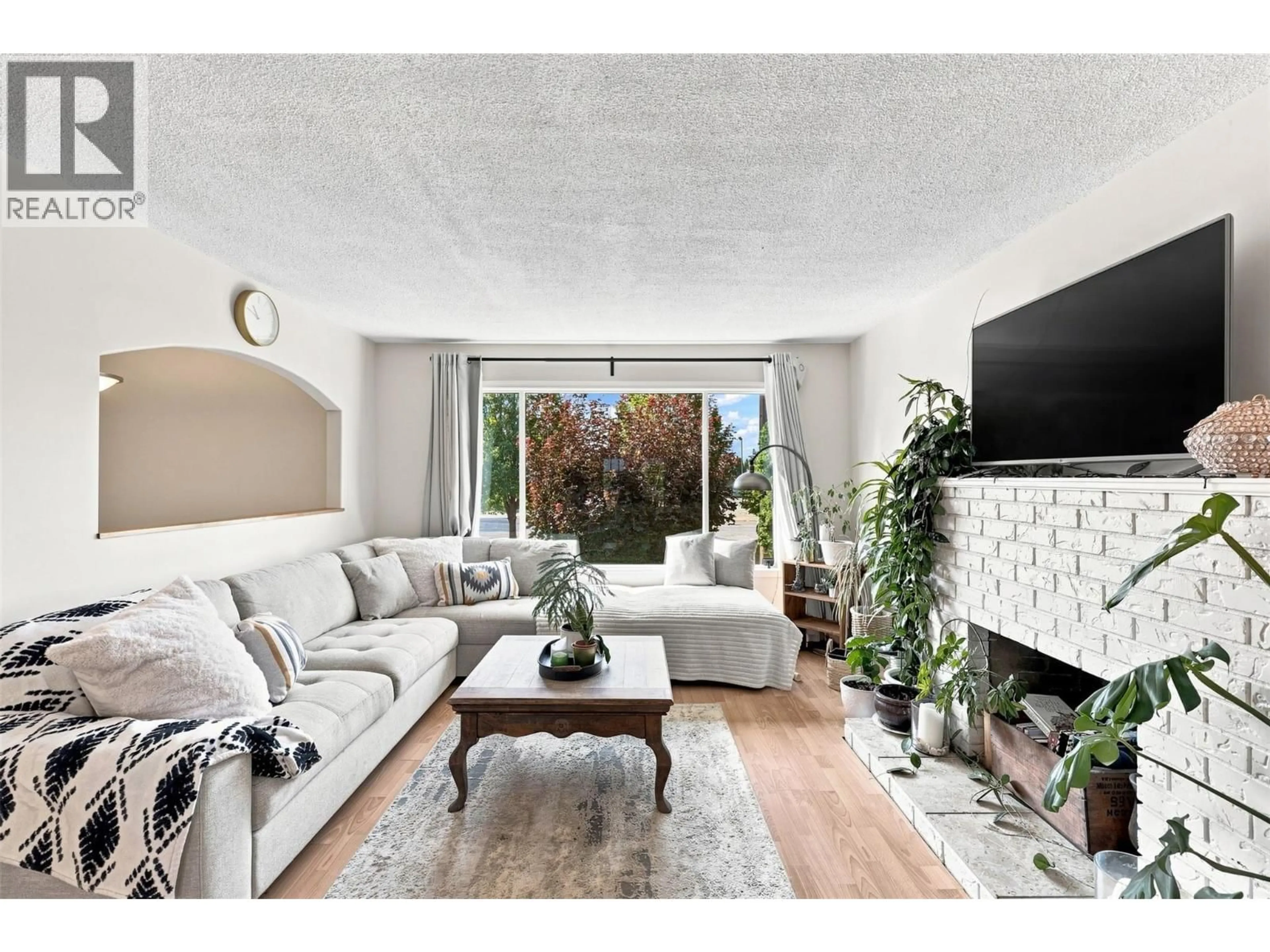 Living room with furniture, unknown for 718 CLEMENTS COURT, Kamloops British Columbia V2B8C2