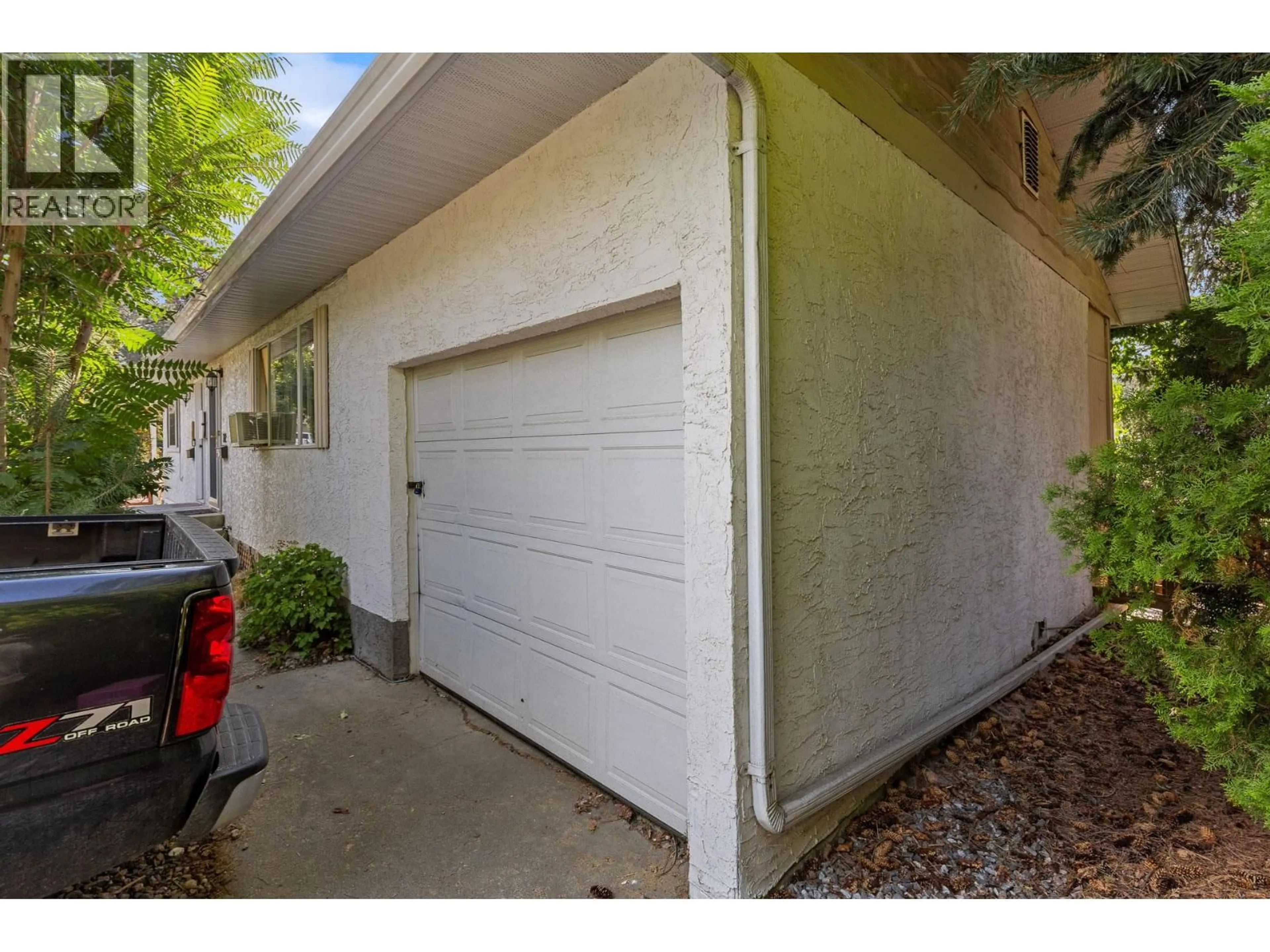 Indoor garage for 702 FRASER ROAD, Kelowna British Columbia V1X3M3