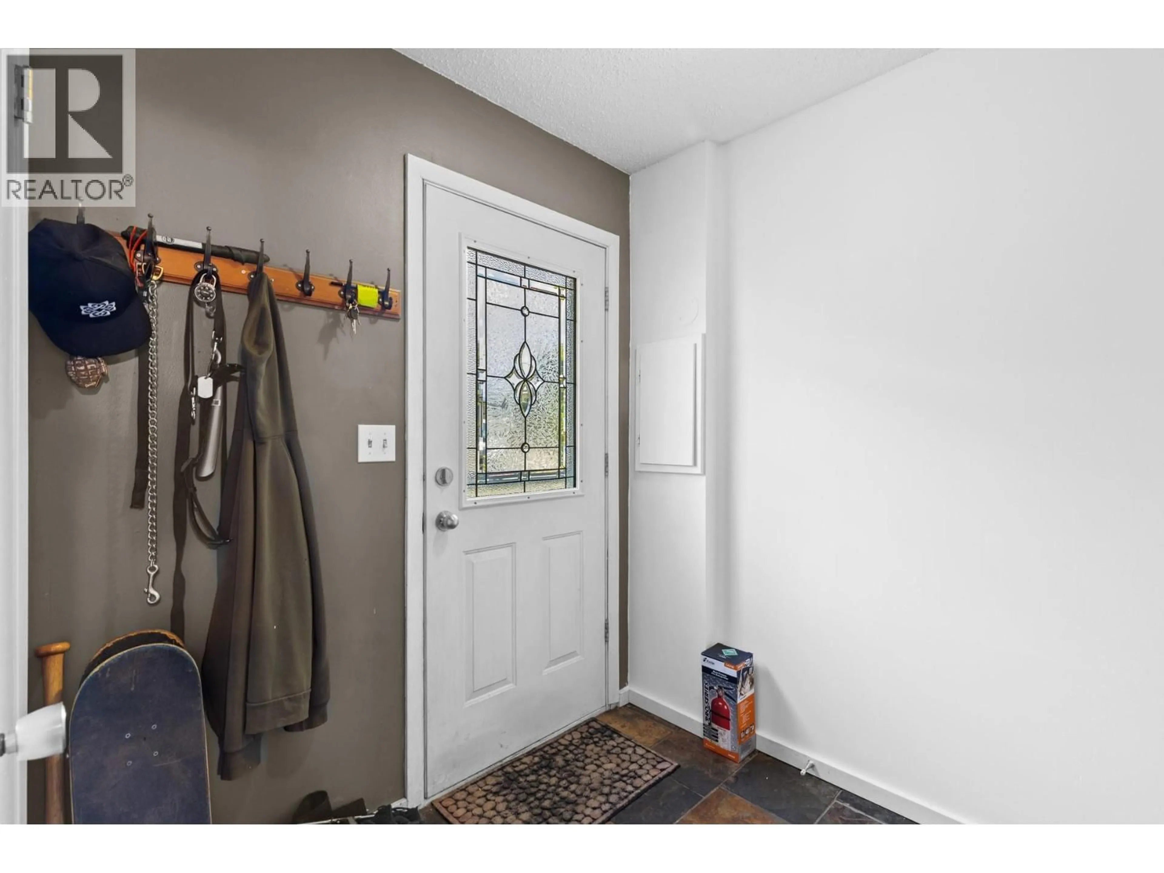Indoor entryway for 702 FRASER ROAD, Kelowna British Columbia V1X3M3